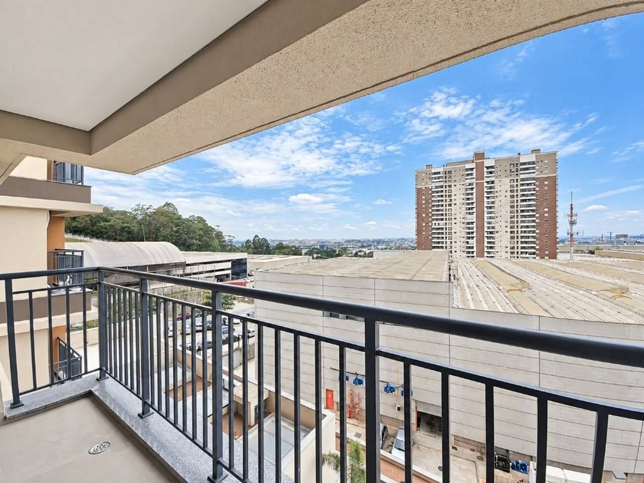 Sala de estar apartamento à venda em Condomínio Vedara Alphaville, Alphaville, Barueri — 1 suíte, 64 m² — imagem 2 de 20