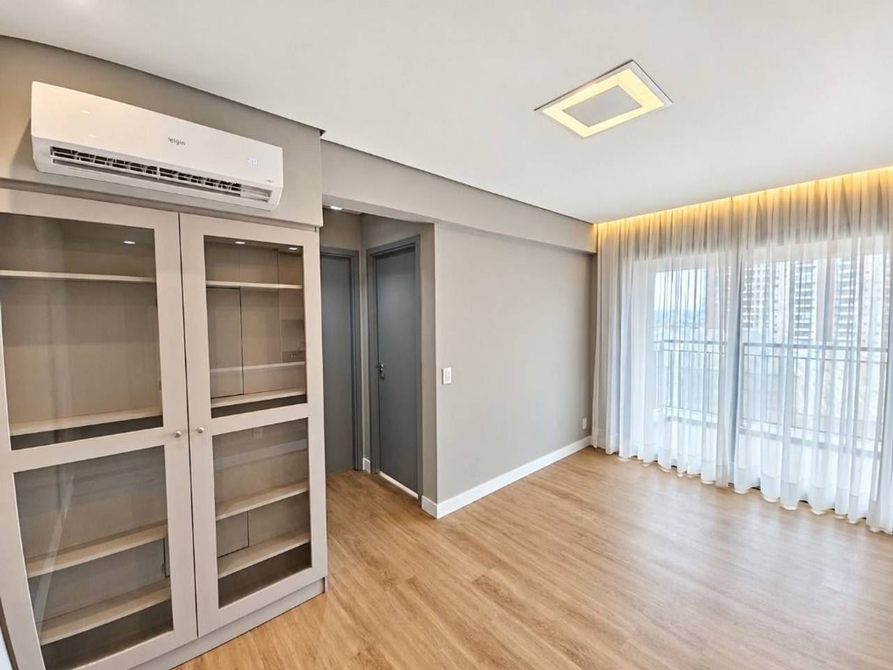 Suíte principal apartamento à venda em Condomínio Vedara Alphaville, Alphaville, Barueri — 1 suíte, 64 m² — imagem 4 de 20