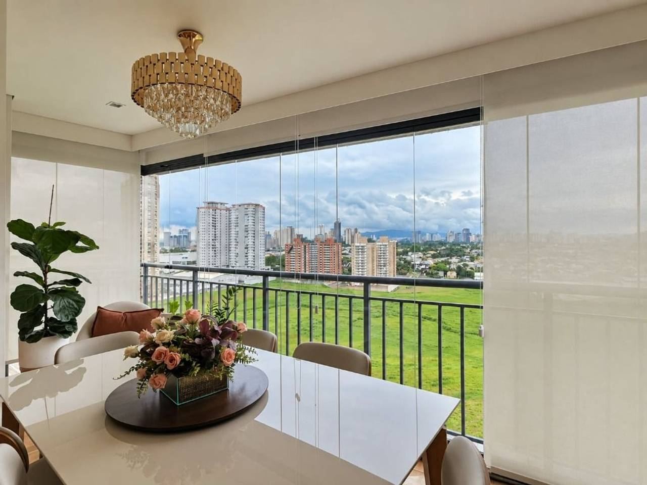 Sala de estar apartamento à venda em Condomínio Vedara Alphaville, Alphaville, Barueri — 2 suítes, 100 m² — imagem 2 de 20