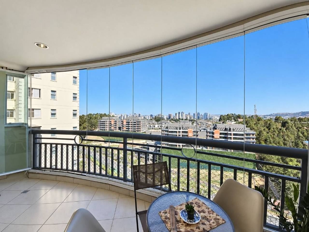 Sala de estar apartamento à venda em Jardins de Tambore , Santana de Parnaíba — 2 suítes, 100 m² — imagem 2 de 20