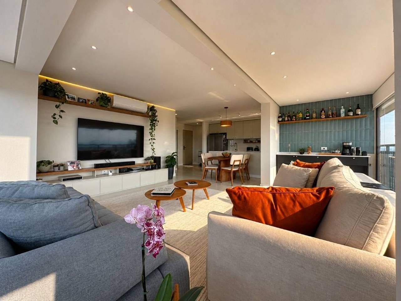 Sala de estar apartamento à venda em Condomínio Vedara Alphaville, Alphaville, Barueri — 3 suítes, 120 m² — imagem 2 de 20