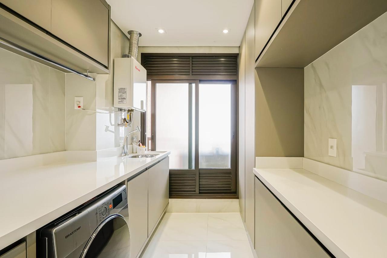 Sala de estar apartamento à venda em Condomínio Atria Alphaville, Alphaville, Barueri — 3 suítes, 228 m² — imagem 2 de 30