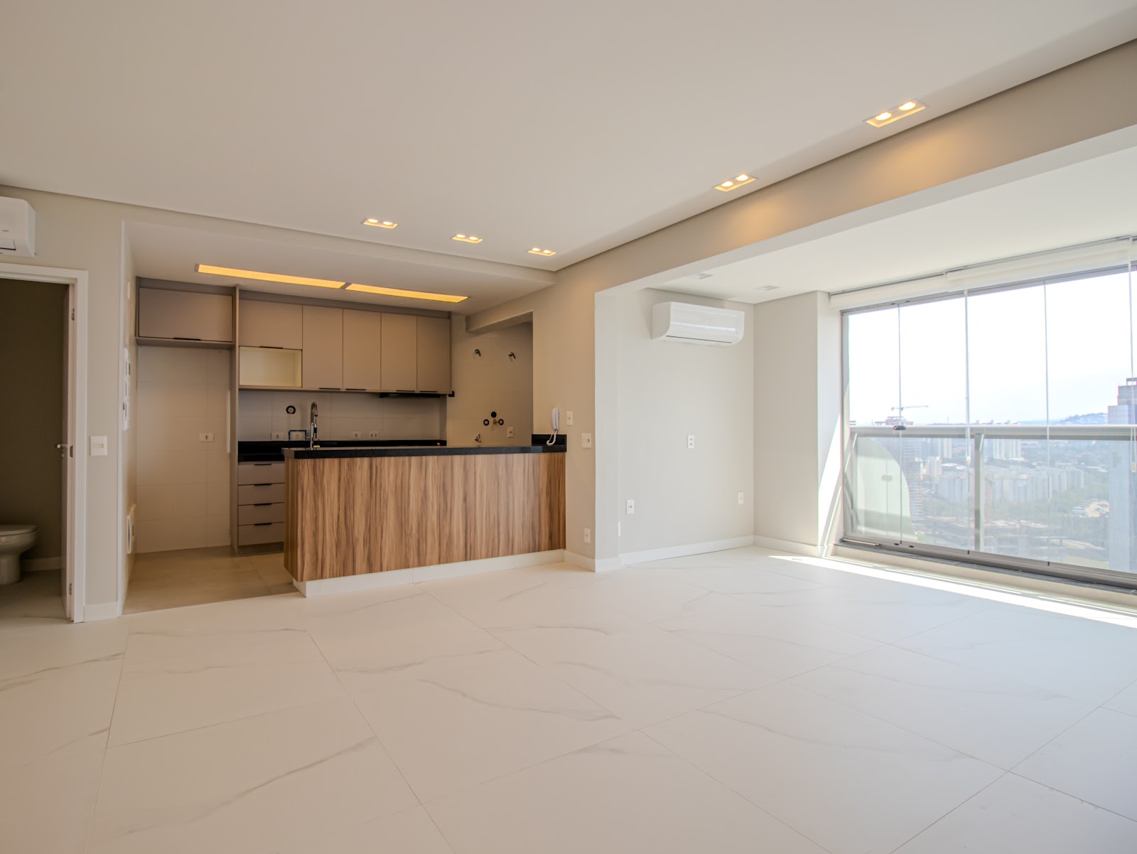 Sala de estar apartamento à venda em Level Alphaville, Alphaville, Barueri — 1 suíte, 95 m² — imagem 2 de 23