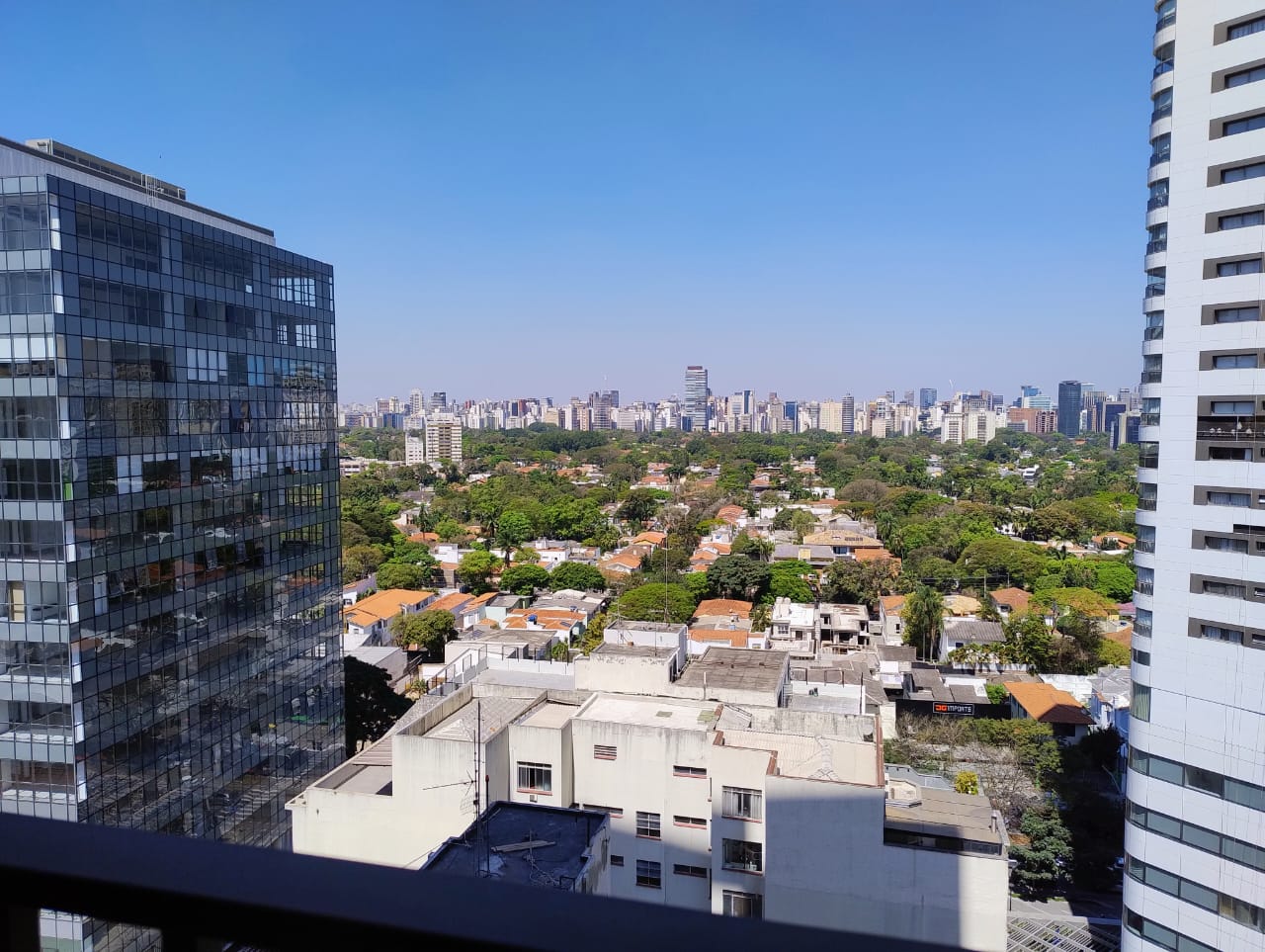 Sala de estar apartamento à venda em Pinheiros, São Paulo — 2 suítes, 71 m² — imagem 2 de 21