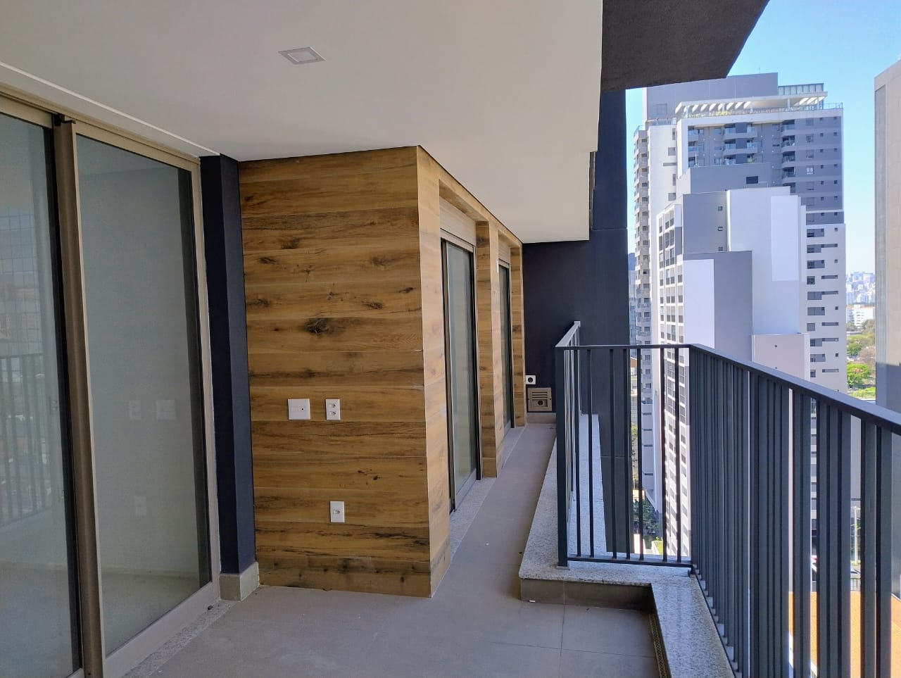 Piscina e área externa apartamento à venda em Pinheiros, São Paulo — 2 suítes, 71 m² — imagem 5 de 21