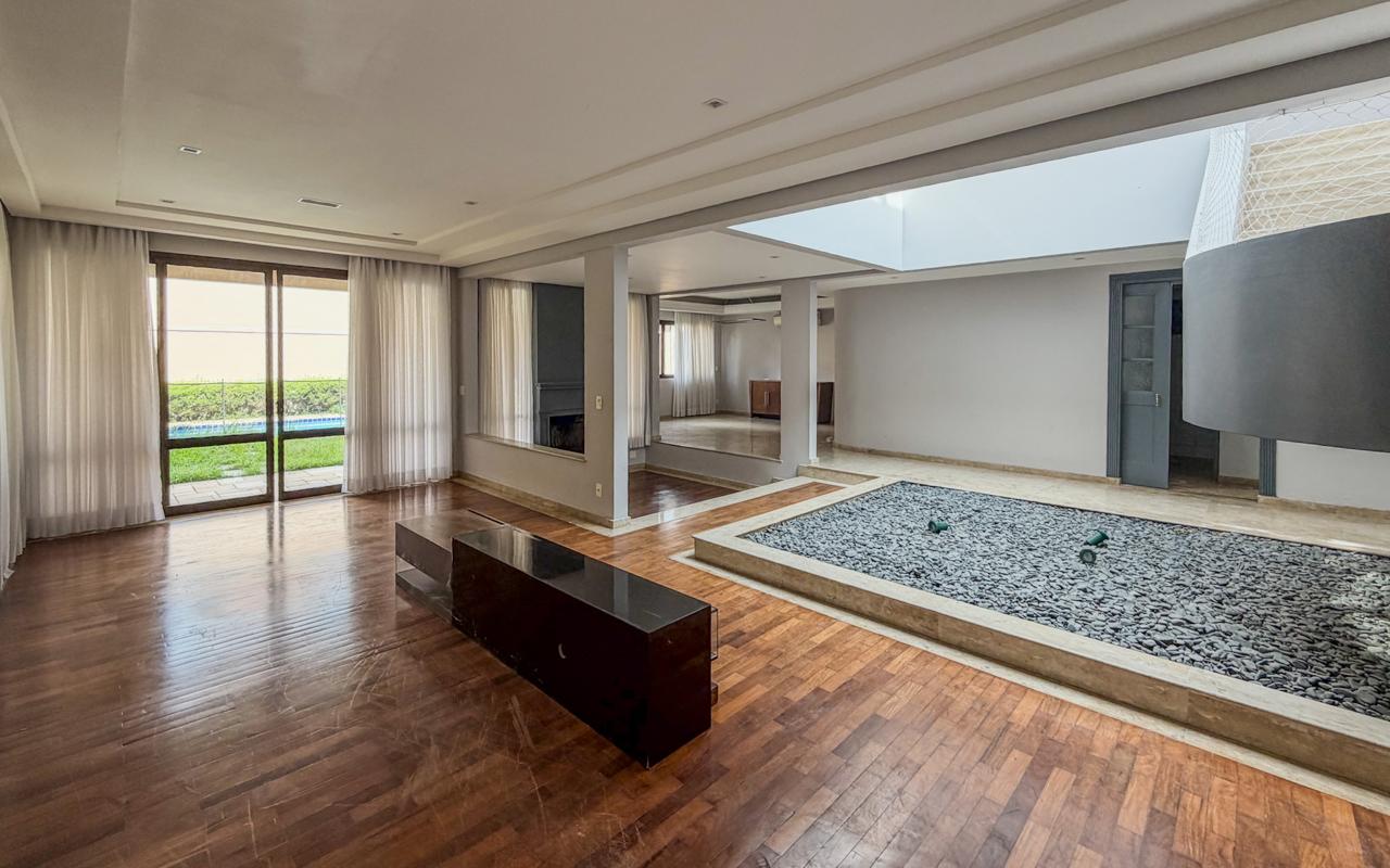 Fachada casa à venda ou para alugar em Alphaville Residencial 1, Alphaville, Barueri — 2 suítes, 560 m² — imagem 1 de 14