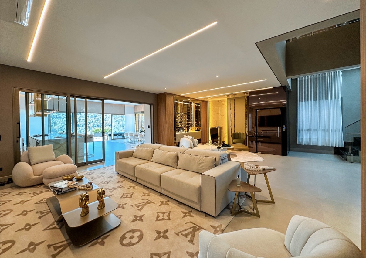 Sala de estar casa à venda em Genesis 2, Alphaville, Santana de Parnaíba — 3 suítes, 698 m² — imagem 2 de 9