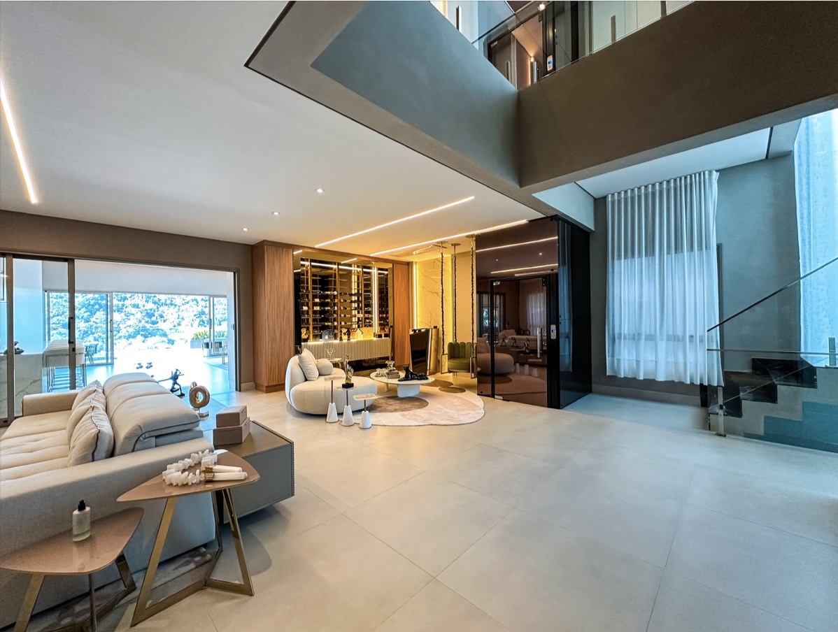 Cozinha e área gourmet casa à venda em Genesis 2, Alphaville, Santana de Parnaíba — 3 suítes, 698 m² — imagem 3 de 9