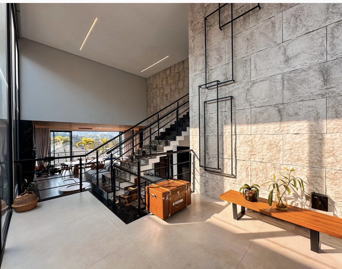 Sala de estar casa à venda em Itahye Residencial, Alphaville, Barueri — 4 suítes, 442 m² — imagem 2 de 11