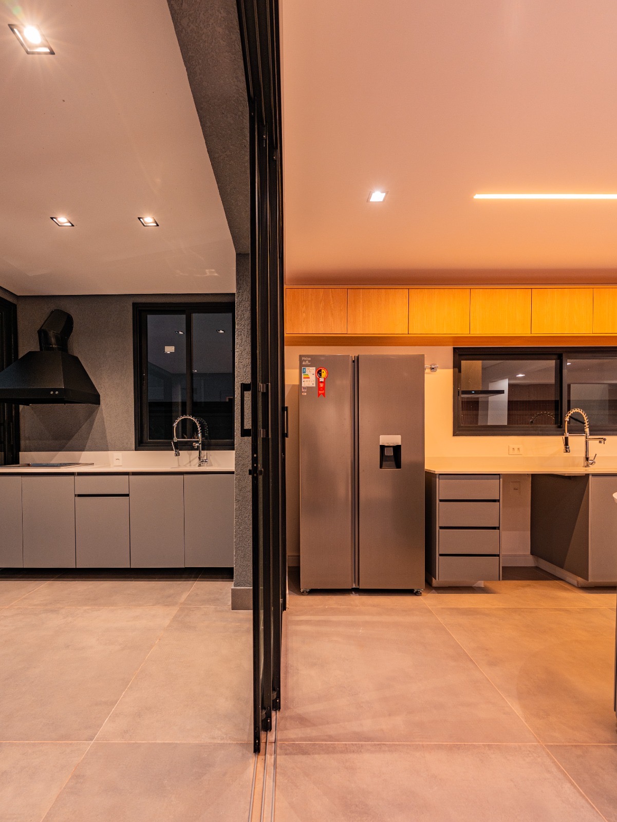 Sala de estar casa à venda em Alphaville Residencial 4, Alphaville, Santana de Parnaíba — 4 suítes, 317 m² — imagem 2 de 11