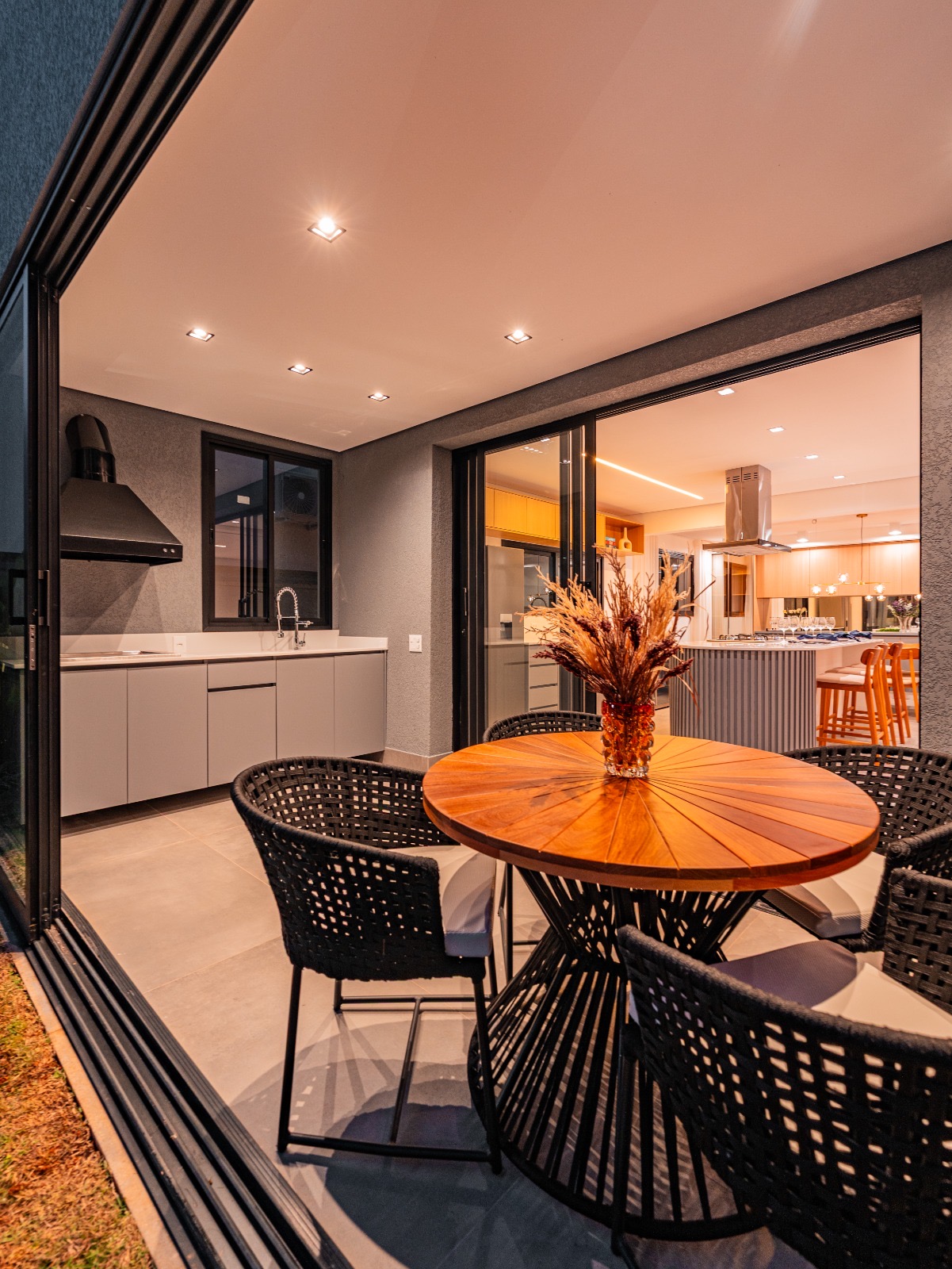 Cozinha e área gourmet casa à venda em Alphaville Residencial 4, Alphaville, Santana de Parnaíba — 4 suítes, 317 m² — imagem 3 de 11