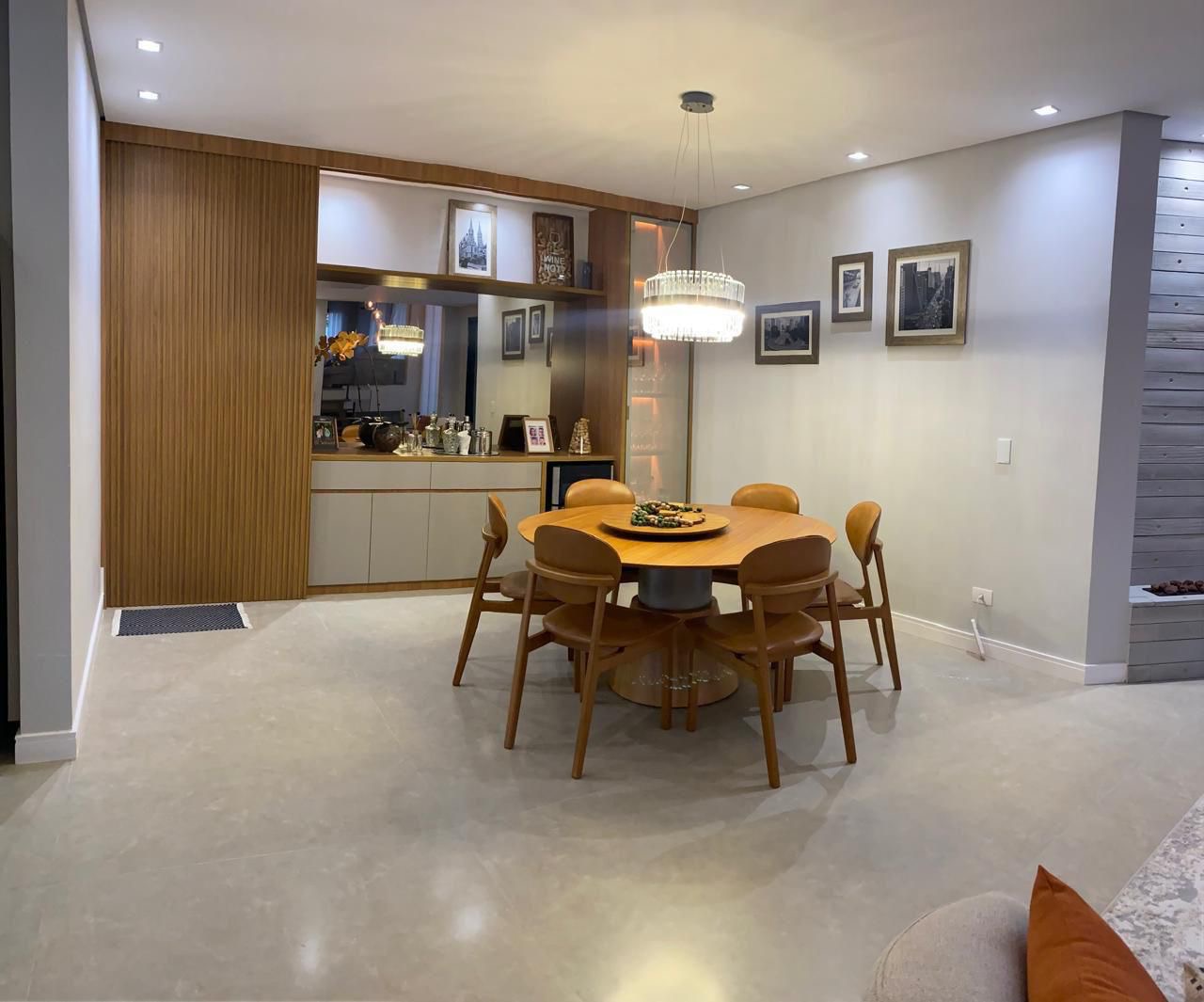 Sala de estar casa para alugar em Alphaville Residencial 0, Alphaville, Barueri — 4 suítes, 640 m² — imagem 2 de 5
