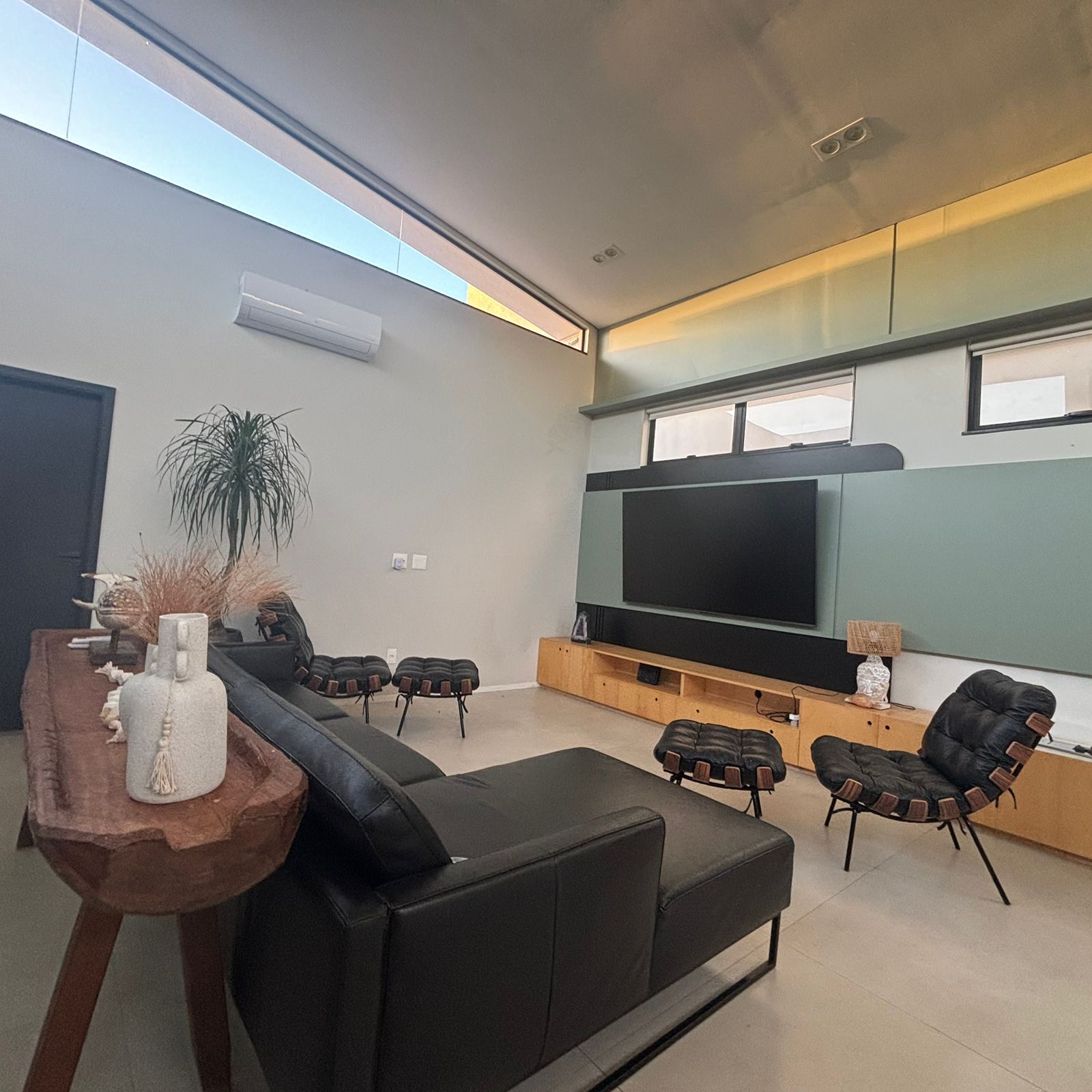 Sala de estar casa à venda em Itahye Residencial, Alphaville, Barueri — 3 suítes, 560 m² — imagem 2 de 9
