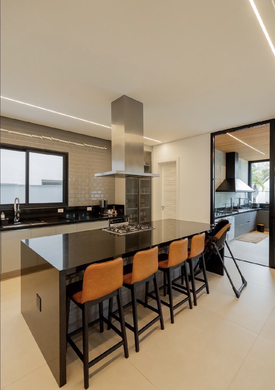 Cozinha e área gourmet casa à venda em Alphaville Residencial 1, Alphaville, Barueri — 4 suítes, 744 m² — imagem 3 de 10