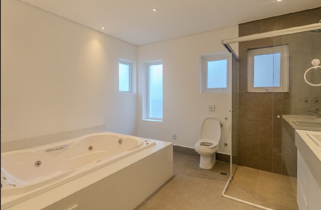 Piscina e área externa casa à venda ou para alugar em Alphaville Residencial 0, Alphaville, Barueri — 4 suítes, 640 m² — imagem 5 de 5