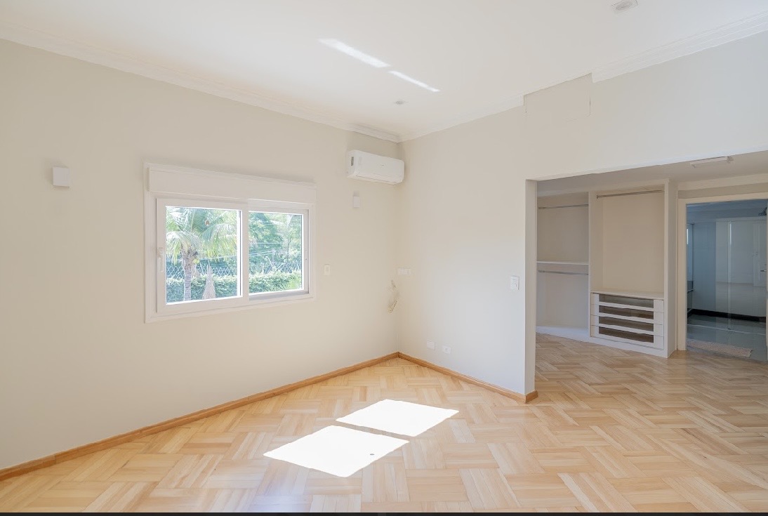 Sala de estar casa à venda ou para alugar em Tambore 3, Alphaville, Santana de Parnaíba — 4 suítes, 766 m² — imagem 2 de 6