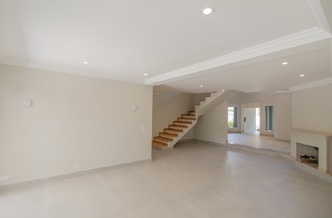 Cozinha e área gourmet casa à venda ou para alugar em Tambore 3, Alphaville, Santana de Parnaíba — 4 suítes, 766 m² — imagem 3 de 6