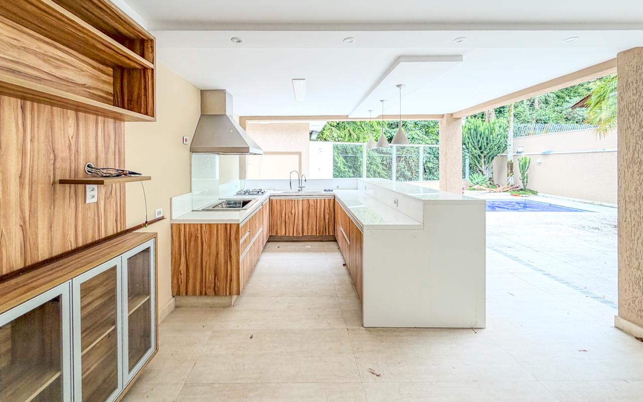 Sala de estar casa para alugar em Alphaville Residencial 3, Alphaville, Santana de Parnaíba — 4 suítes, 380 m² — imagem 2 de 8