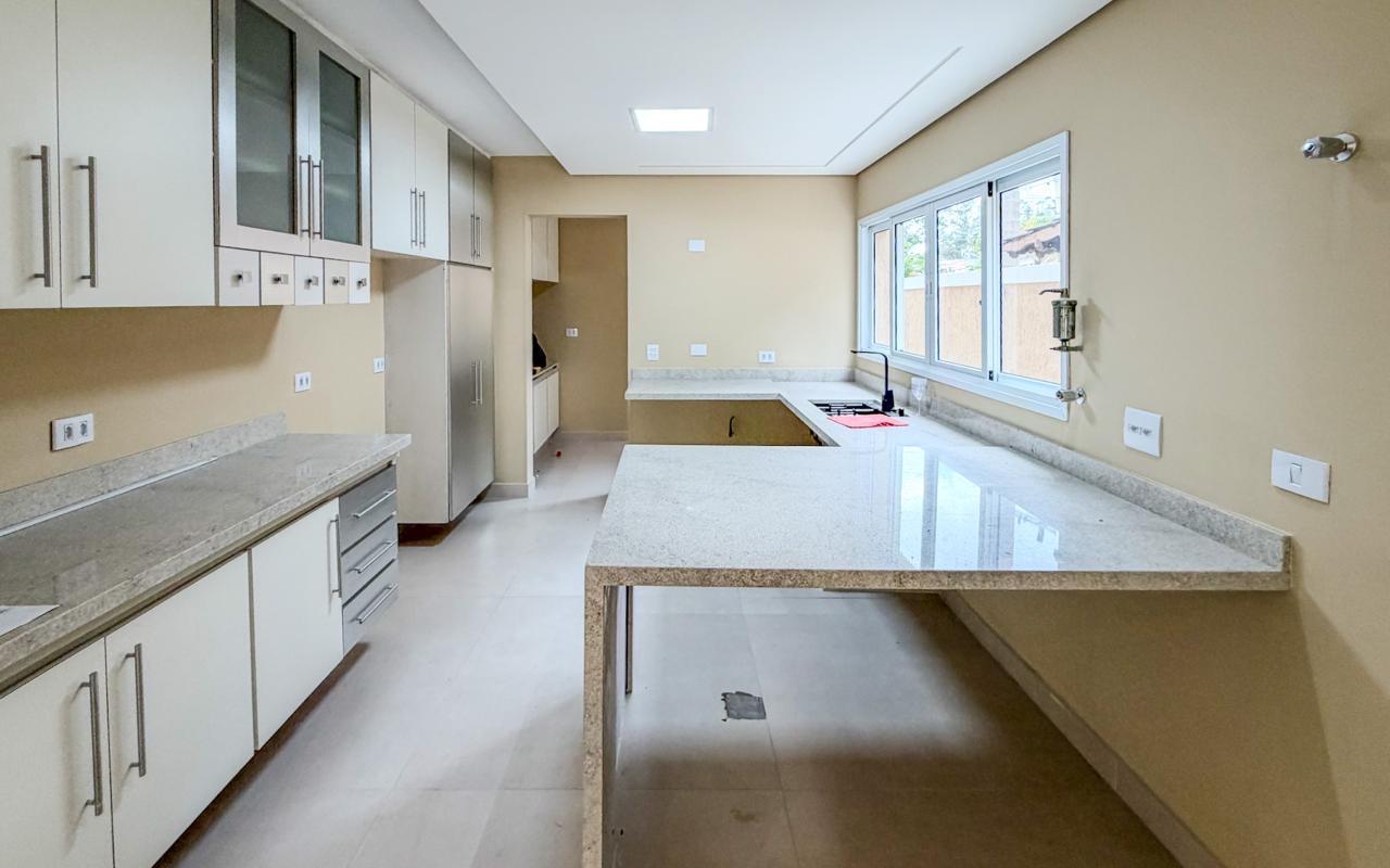 Cozinha e área gourmet casa para alugar em Alphaville Residencial 3, Alphaville, Santana de Parnaíba — 4 suítes, 380 m² — imagem 3 de 8