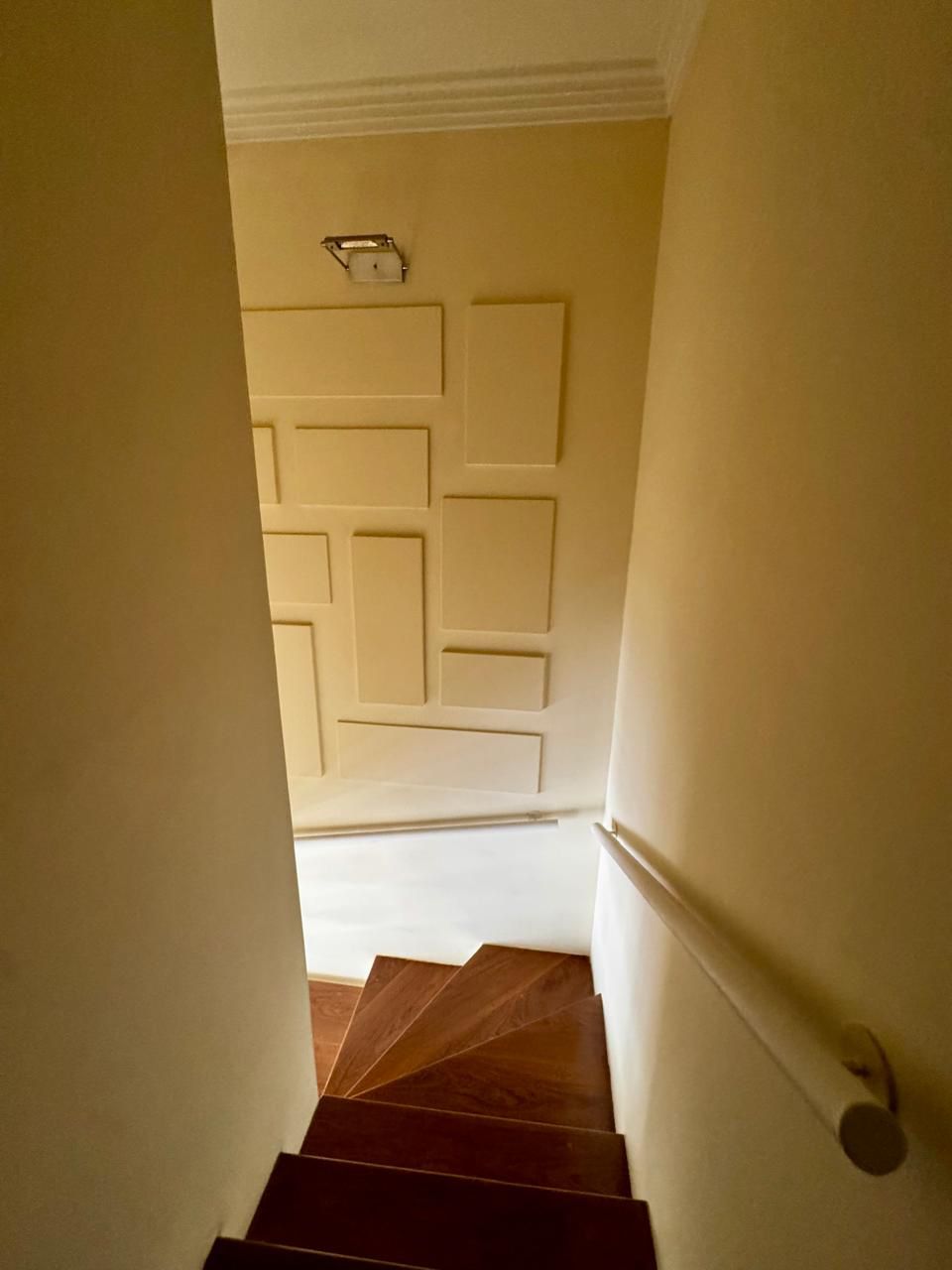 Fachada casa para alugar em Tambore 6, Alphaville, Santana de Parnaíba — 1 suíte, 160 m² — imagem 1 de 7