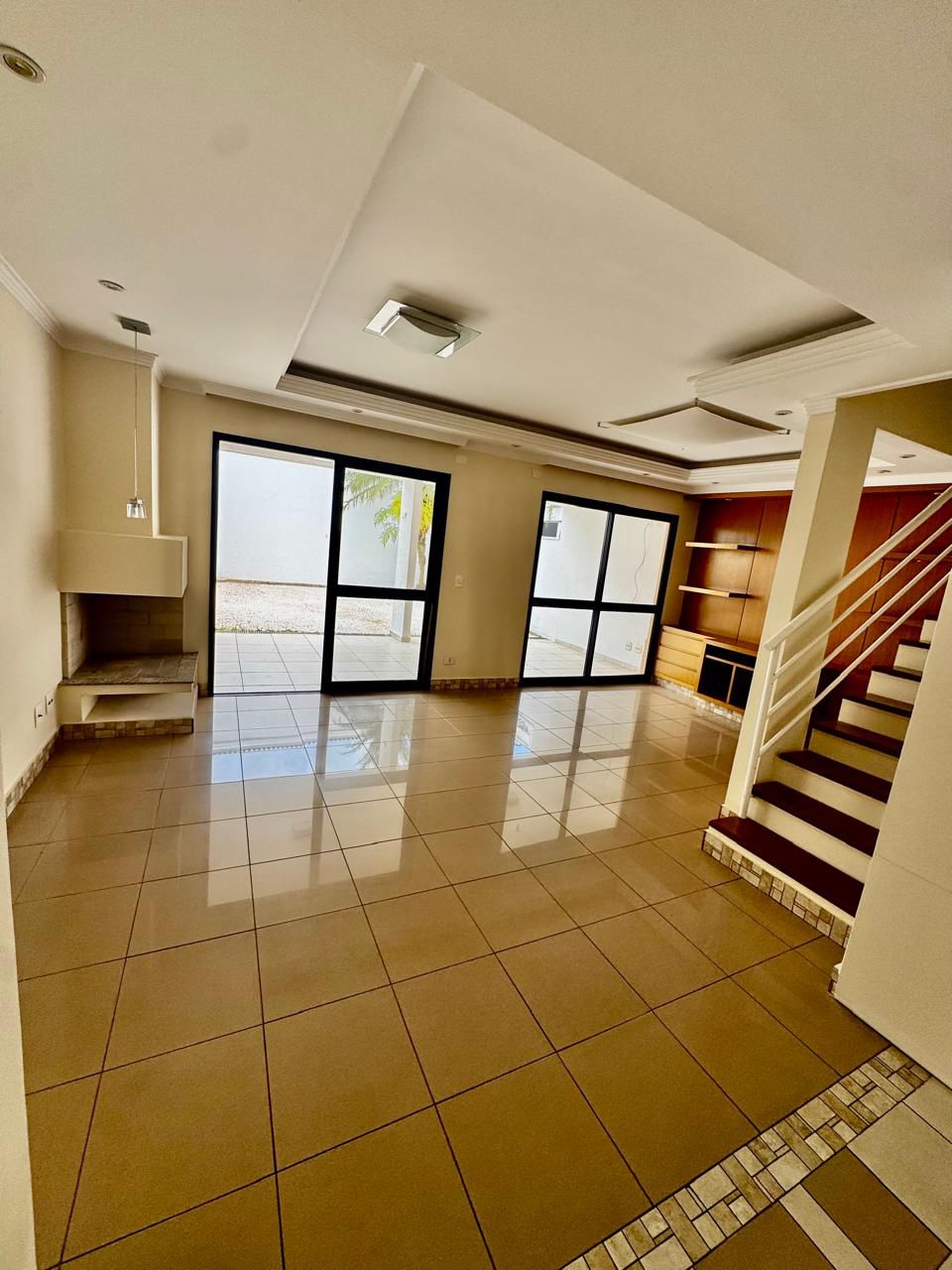 Sala de estar casa para alugar em Tambore 6, Alphaville, Santana de Parnaíba — 1 suíte, 160 m² — imagem 2 de 7