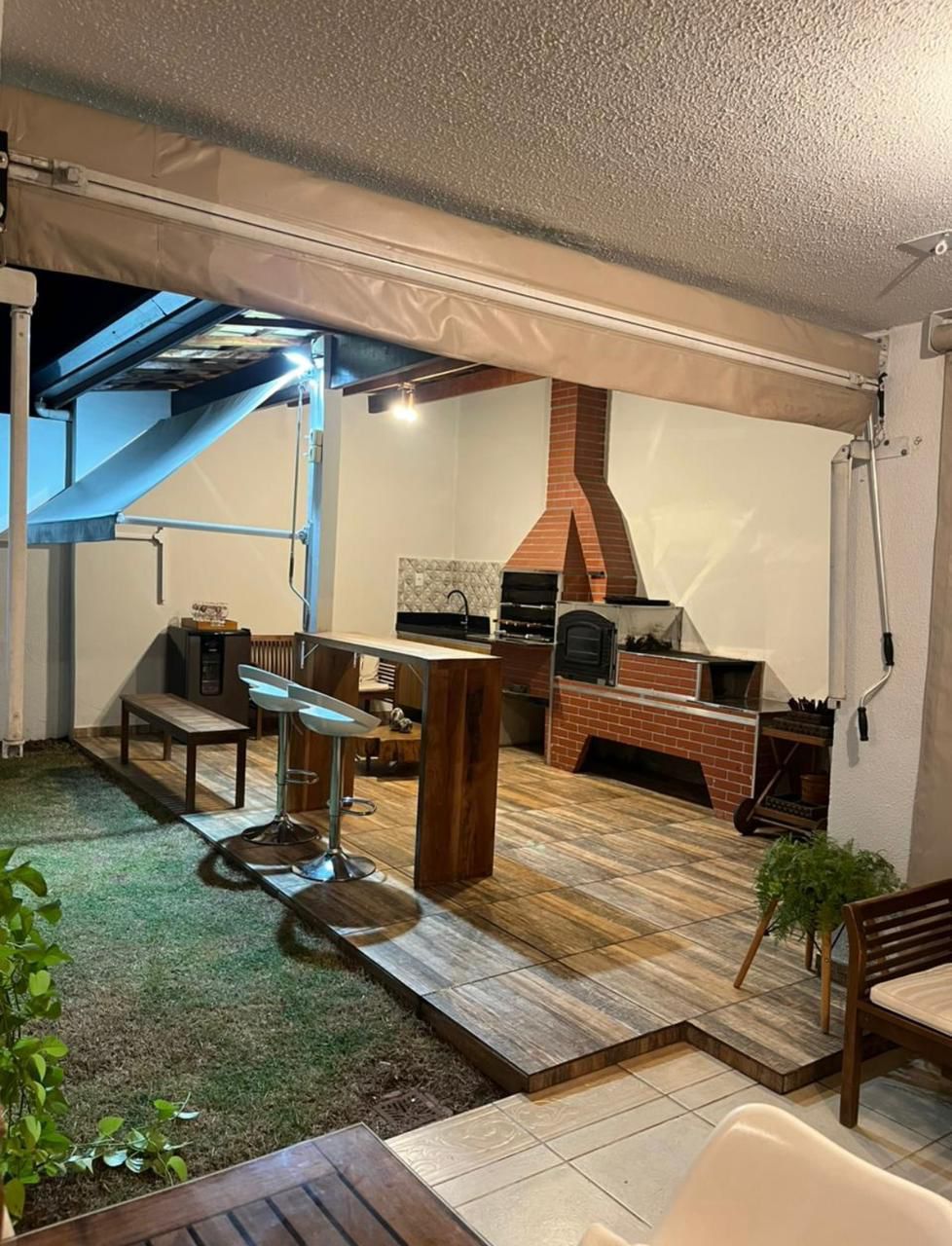 Sala de estar casa para alugar em Tambore 6, Alphaville, Santana de Parnaíba — 1 suíte, 160 m² — imagem 2 de 4