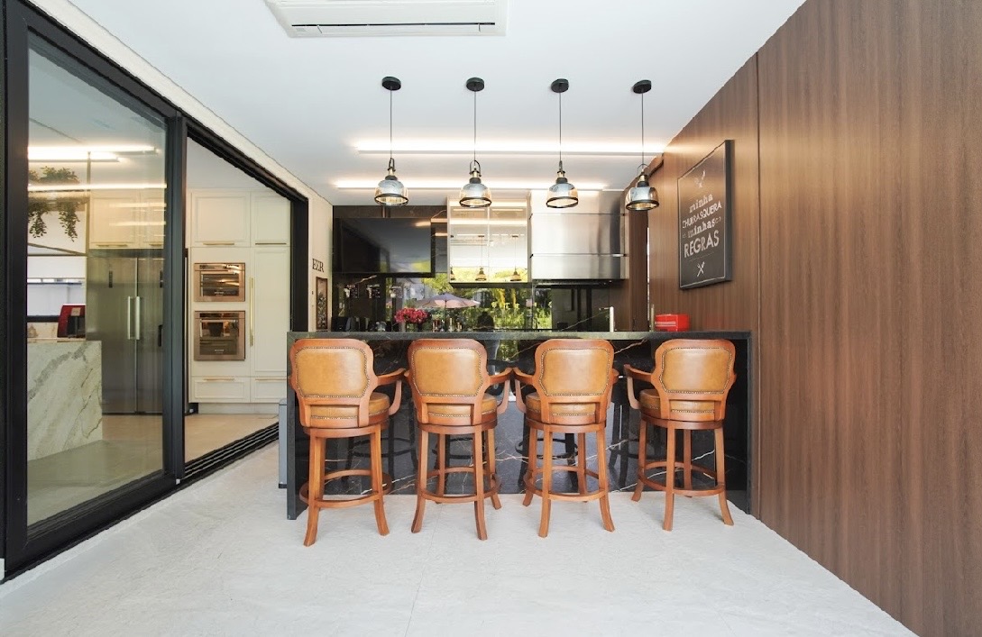 Cozinha e área gourmet casa à venda em 18 do Forte, Alphaville, Santana de Parnaíba — 4 suítes, 502 m² — imagem 3 de 16