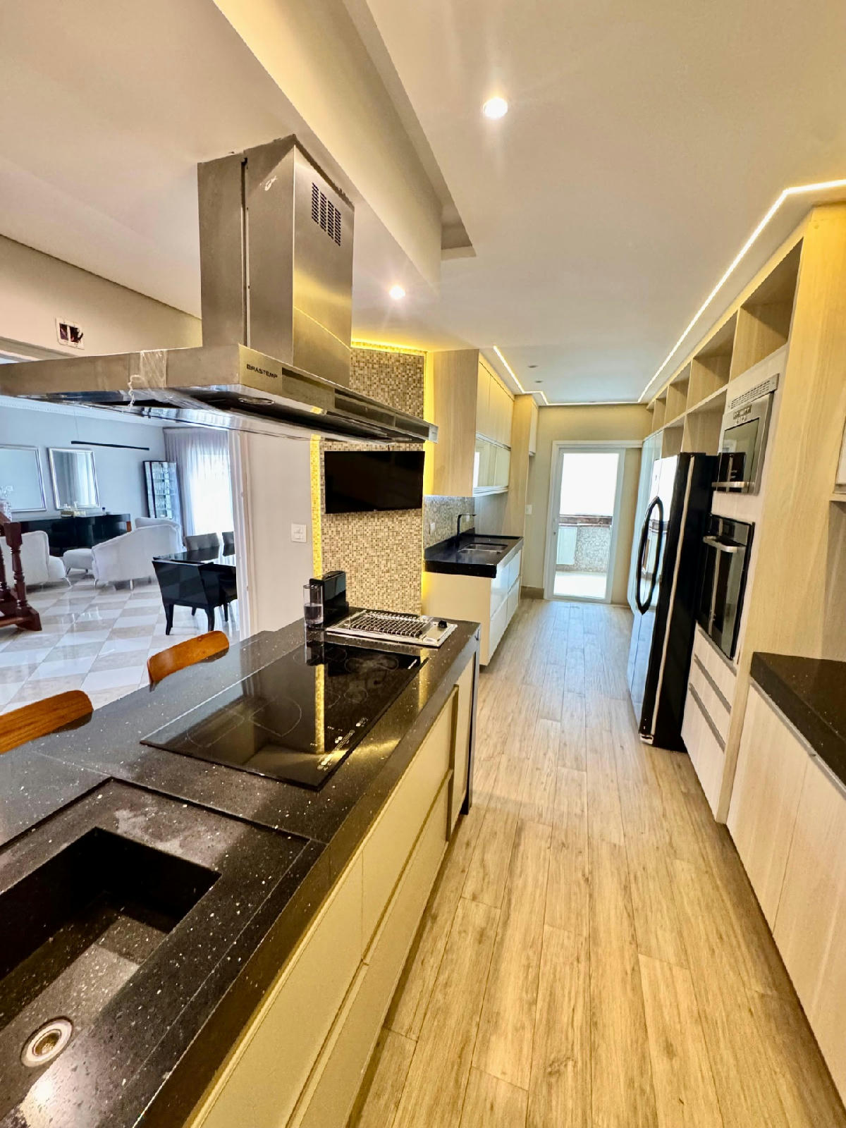 Sala de estar casa para alugar em Alphaville Residencial 9, Alphaville, Santana de Parnaíba — 4 suítes, 425 m² — imagem 2 de 12