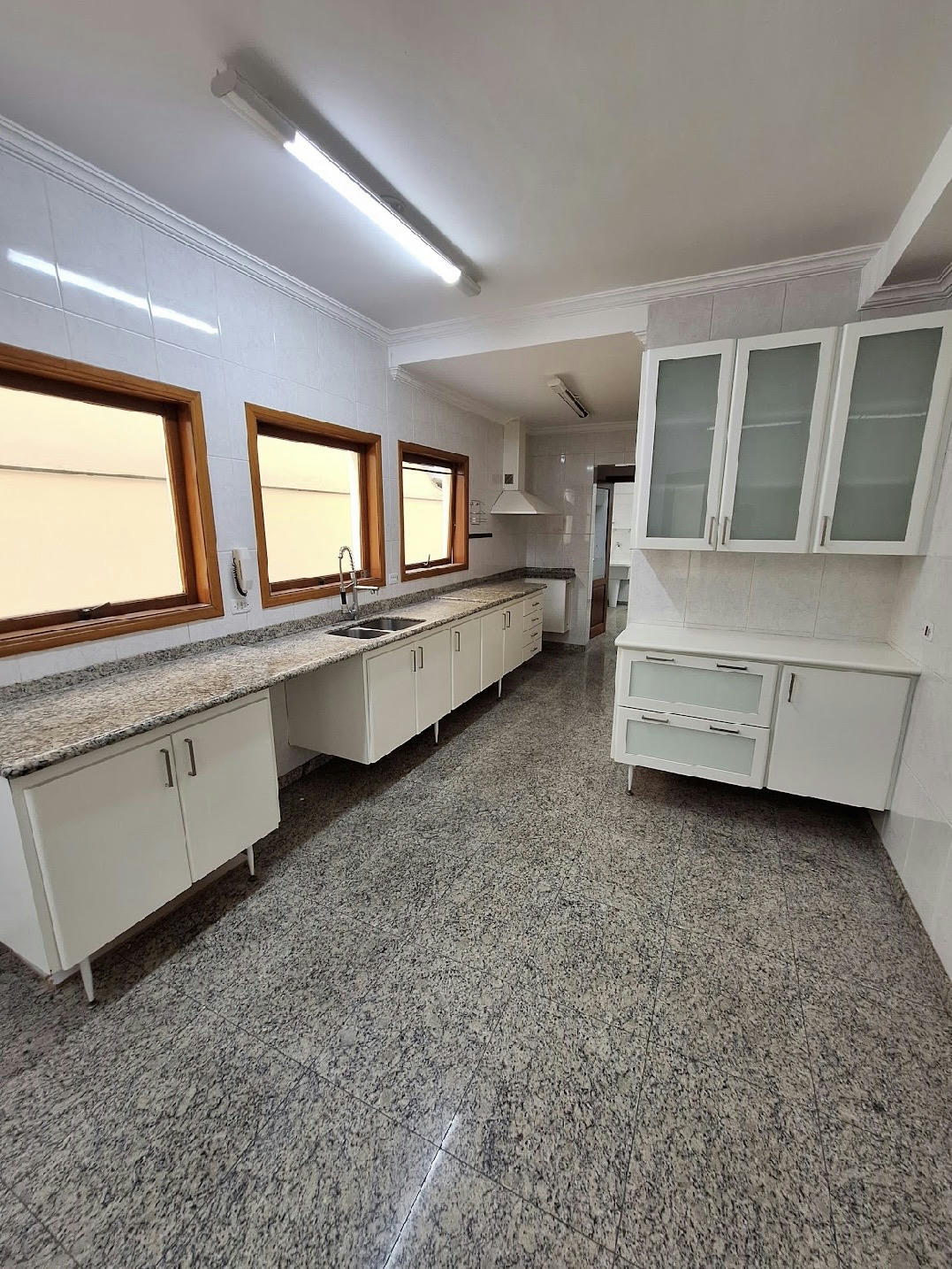 Cozinha e área gourmet casa à venda em Alphaville Residencial 4, Alphaville, Santana de Parnaíba — 2 suítes, 388 m² — imagem 3 de 10