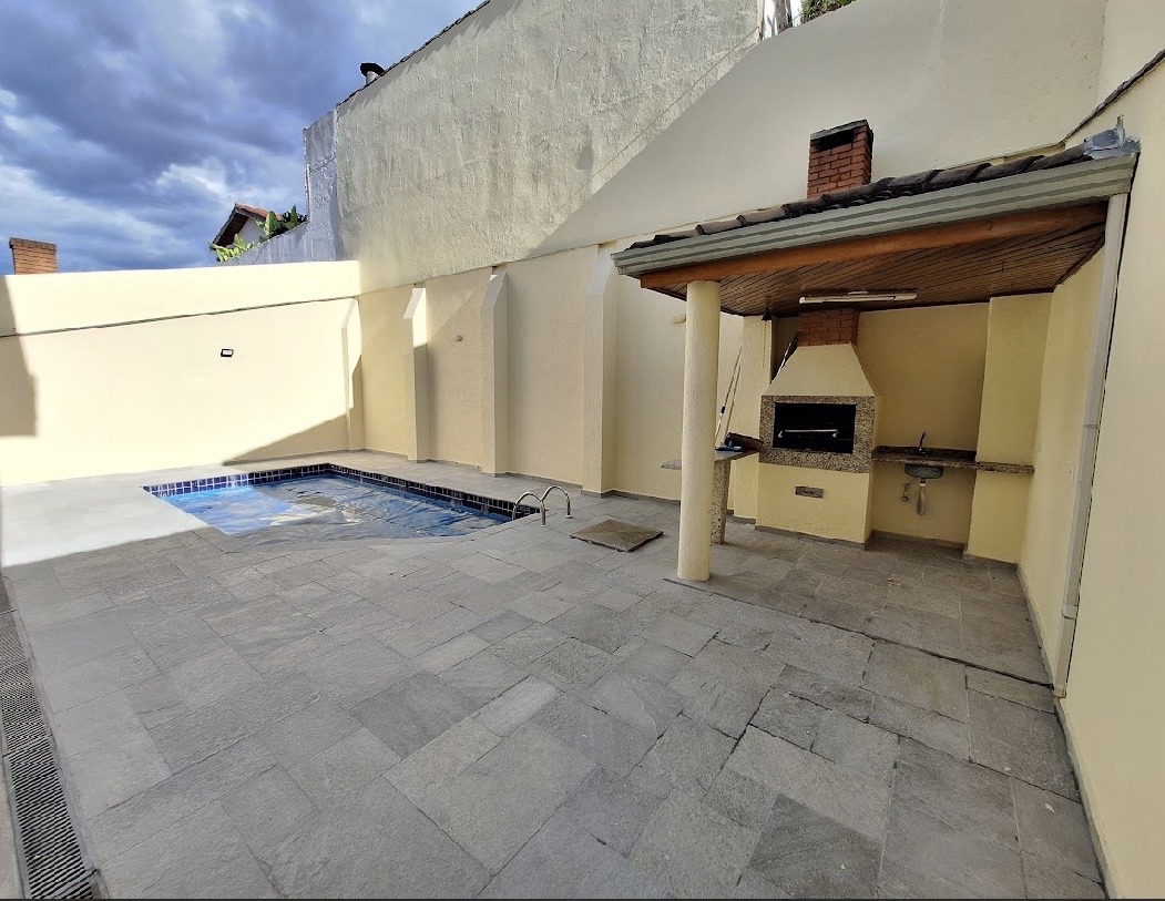 Piscina e área externa casa à venda em Alphaville Residencial 4, Alphaville, Santana de Parnaíba — 2 suítes, 388 m² — imagem 5 de 10