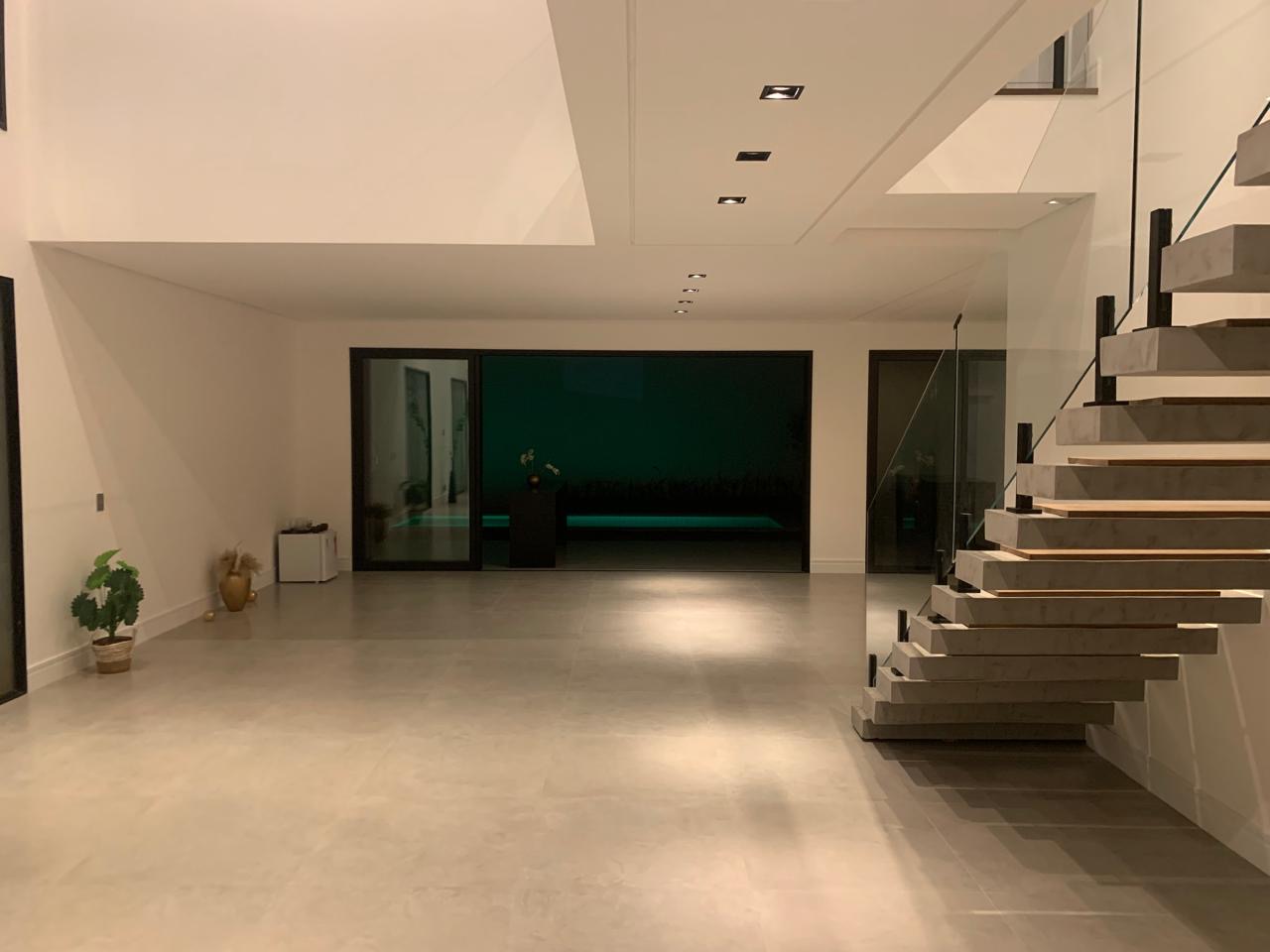 Sala de estar casa à venda em Genesis 1, Alphaville, Santana de Parnaíba — 4 suítes, 465 m² — imagem 2 de 5