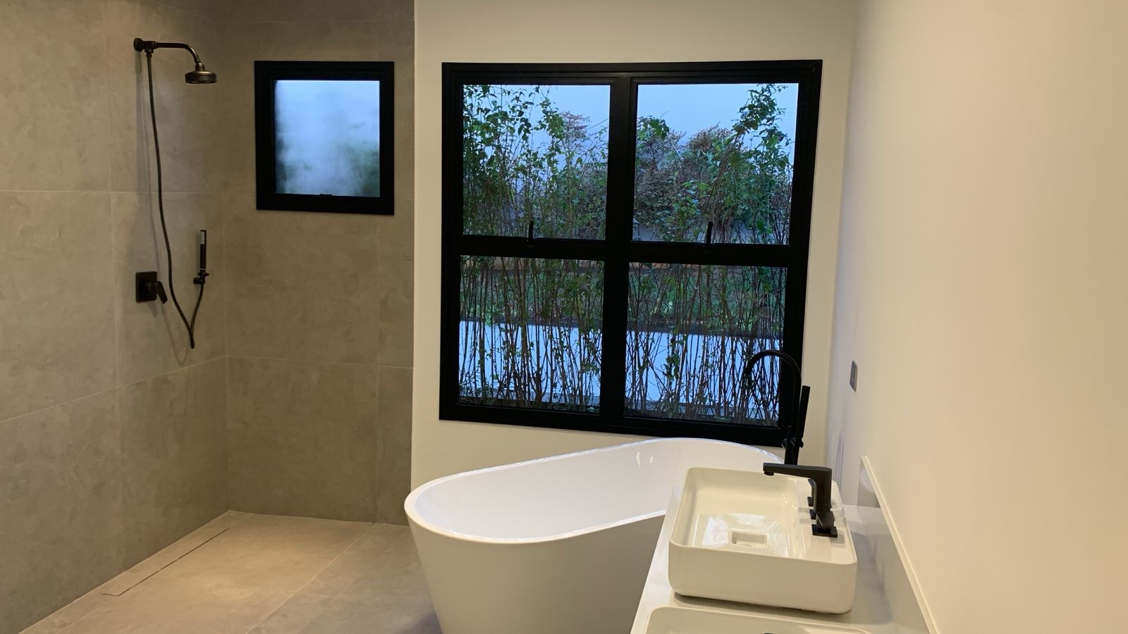 Cozinha e área gourmet casa à venda em Genesis 1, Alphaville, Santana de Parnaíba — 4 suítes, 465 m² — imagem 3 de 5