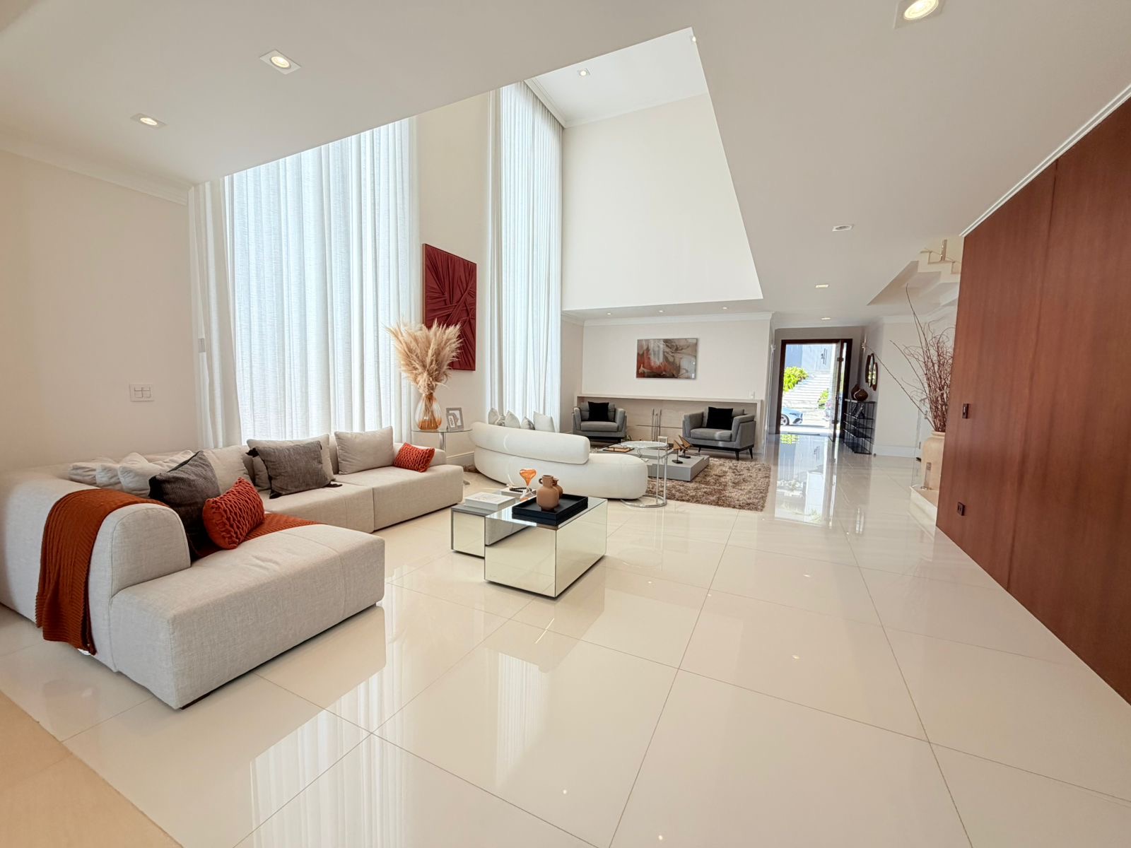 Sala de estar casa à venda em Genesis 2, Alphaville, Santana de Parnaíba — 4 suítes, 514 m² — imagem 2 de 19
