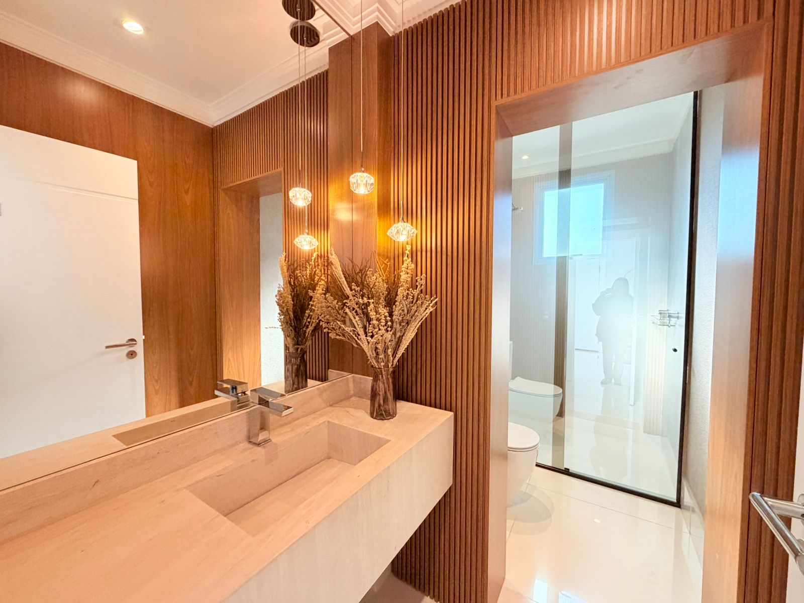 Cozinha e área gourmet casa à venda em Genesis 2, Alphaville, Santana de Parnaíba — 4 suítes, 514 m² — imagem 3 de 19