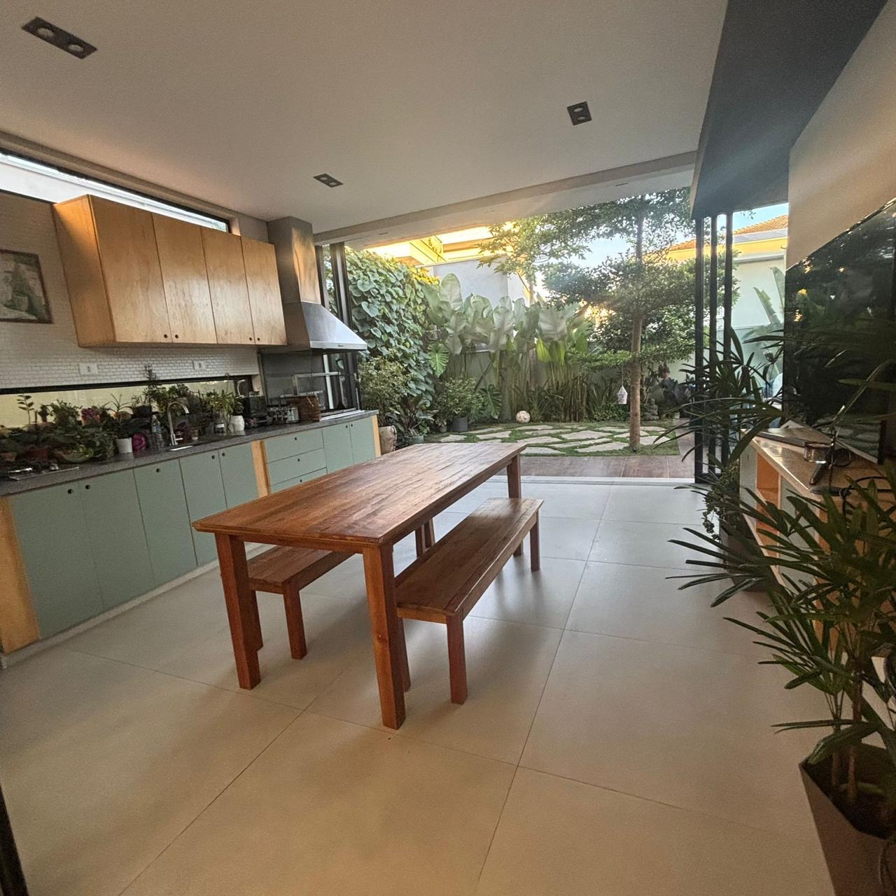 Sala de estar casa à venda em Itahye Residencial, Alphaville, Barueri — 3 suítes, 560 m² — imagem 2 de 15