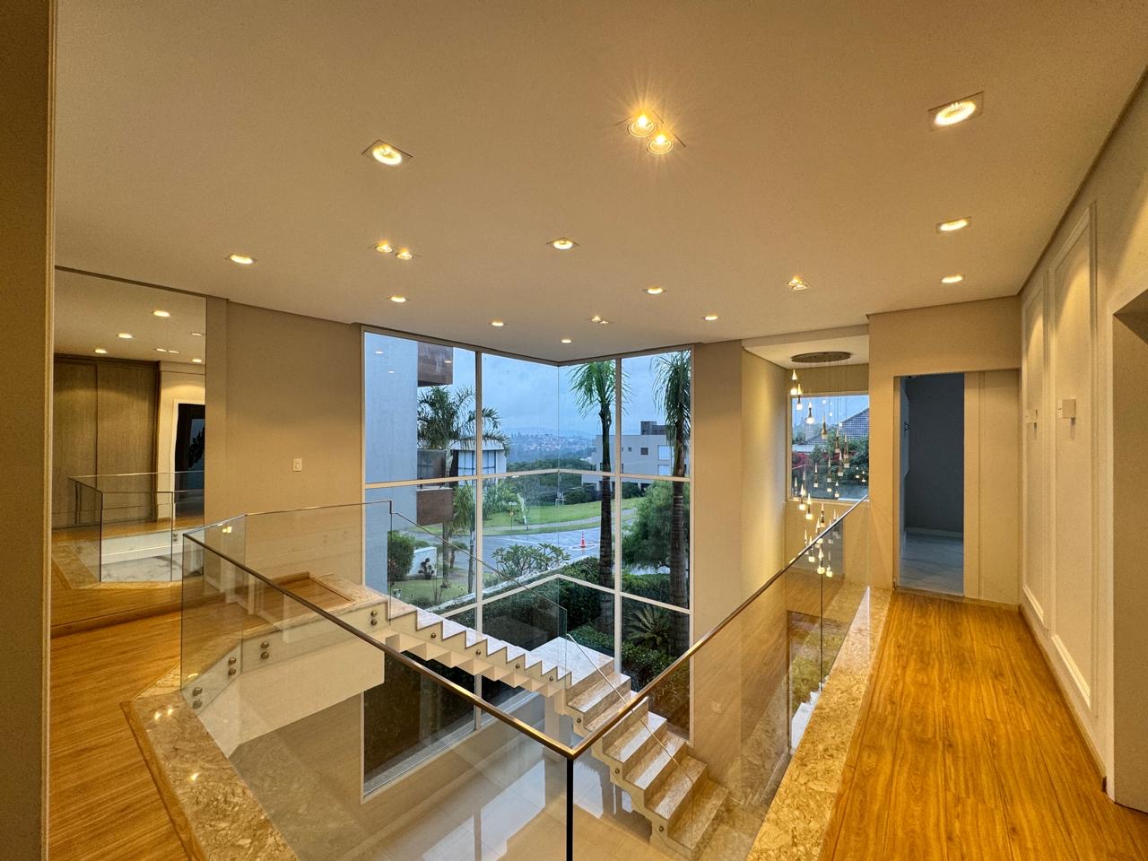 Sala de estar casa para alugar em Genesis 1, Alphaville, Santana de Parnaíba — 5 suítes, 532 m² — imagem 2 de 15