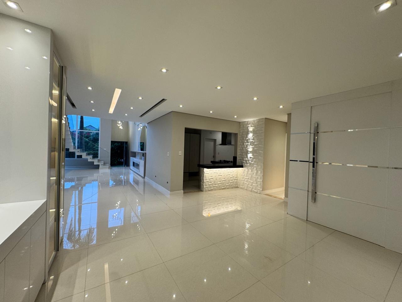 Área de convivência casa para alugar em Genesis 1, Alphaville, Santana de Parnaíba — 5 suítes, 532 m² — imagem 6 de 15