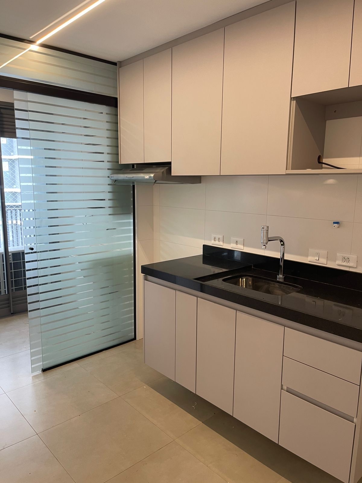 Sala de estar casa à venda ou para alugar em Level Alphaville, Alphaville, Barueri — 2 suítes, 95 m² — imagem 2 de 8