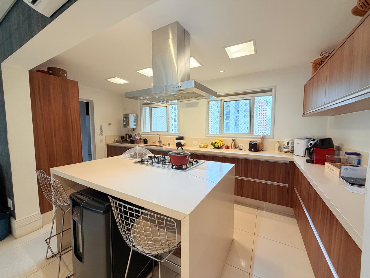 Sala de estar apartamento para alugar em Essencia Alphaville, Alphaville, Barueri — 3 suítes, 212 m² — imagem 2 de 18