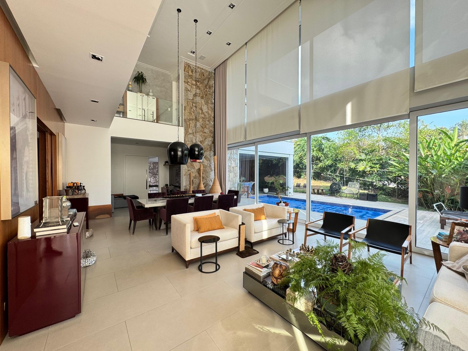 Sala de estar casa para alugar em Itahye Residencial, Alphaville, Barueri — 4 suítes, 564 m² — imagem 2 de 10