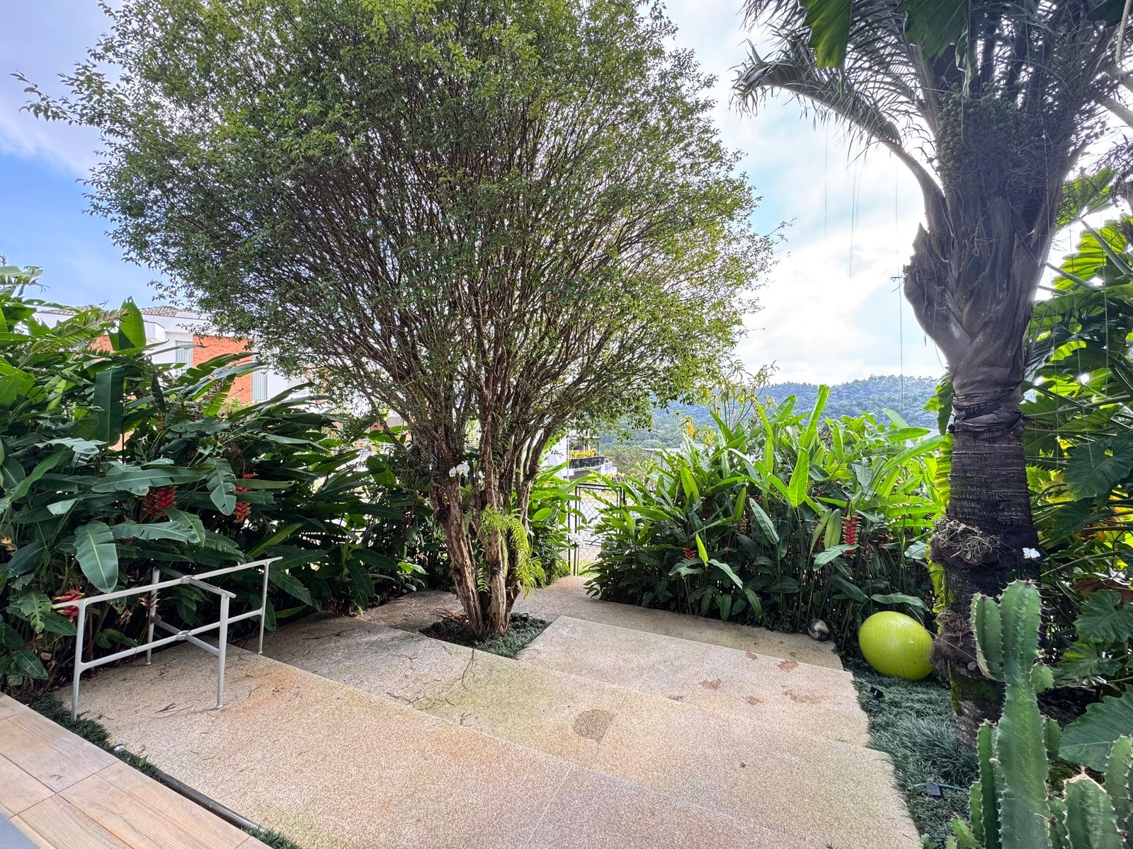 Cozinha e área gourmet casa para alugar em Itahye Residencial, Alphaville, Barueri — 4 suítes, 564 m² — imagem 3 de 10