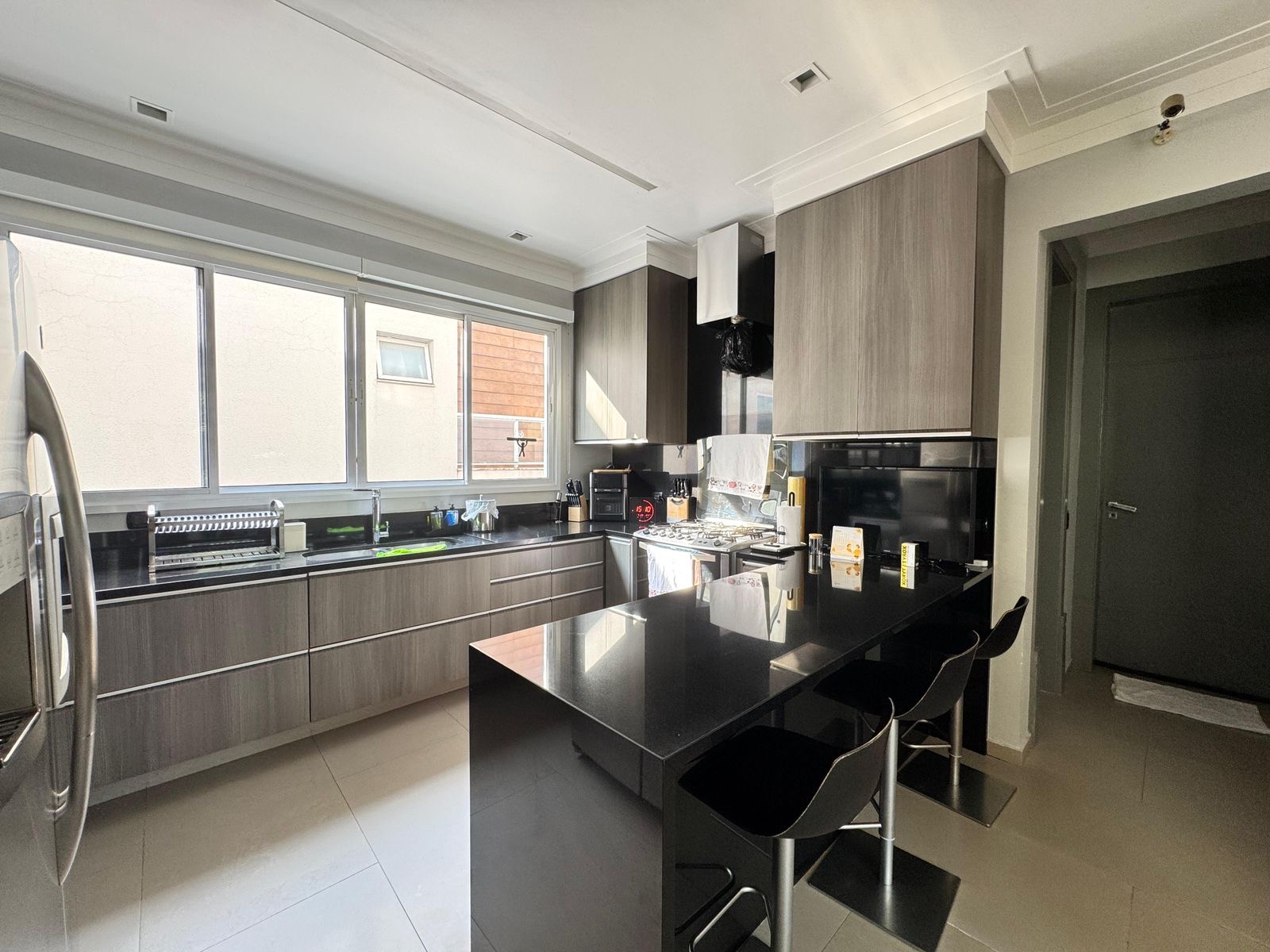 Suíte principal casa para alugar em Itahye Residencial, Alphaville, Barueri — 4 suítes, 564 m² — imagem 4 de 10
