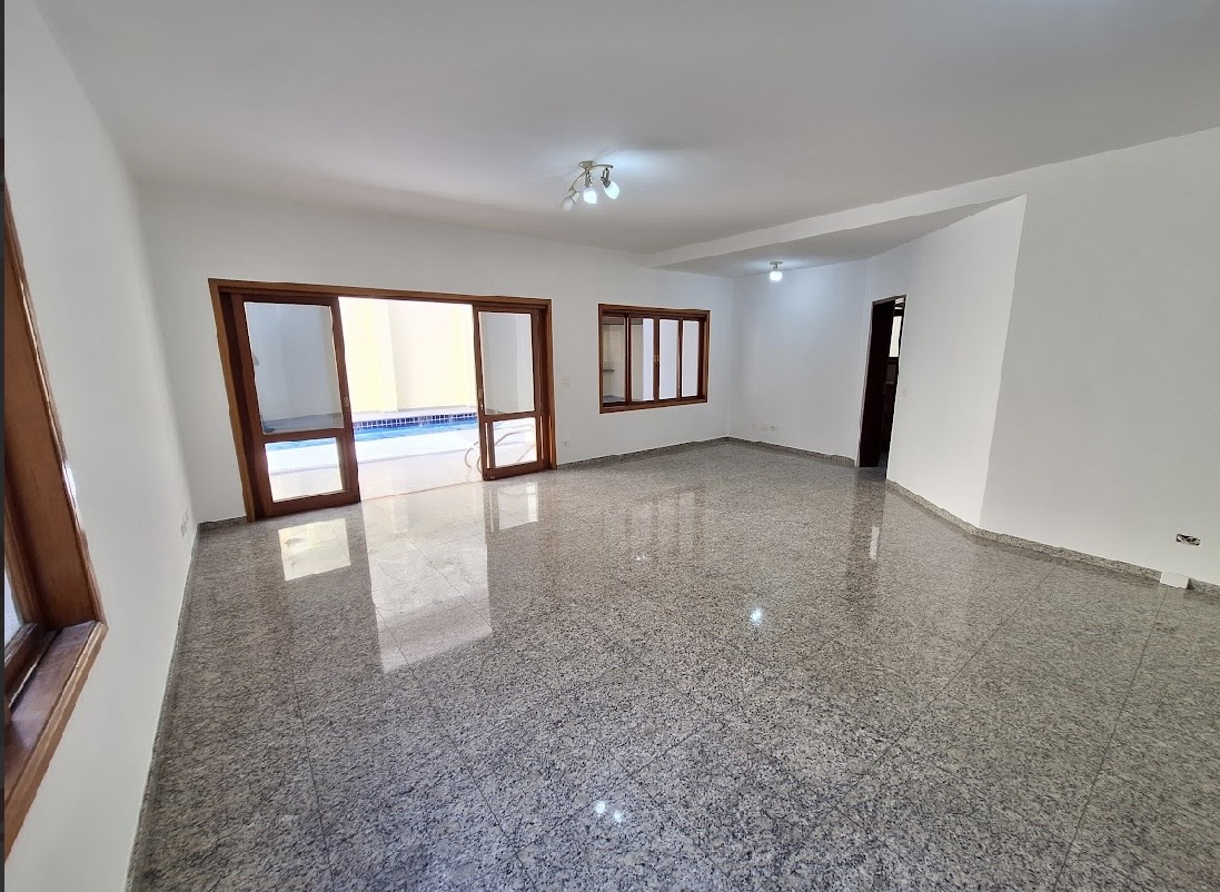 Sala de estar casa para alugar em Alphaville Residencial 4, Alphaville, Santana de Parnaíba — 2 suítes, 388 m² — imagem 2 de 13