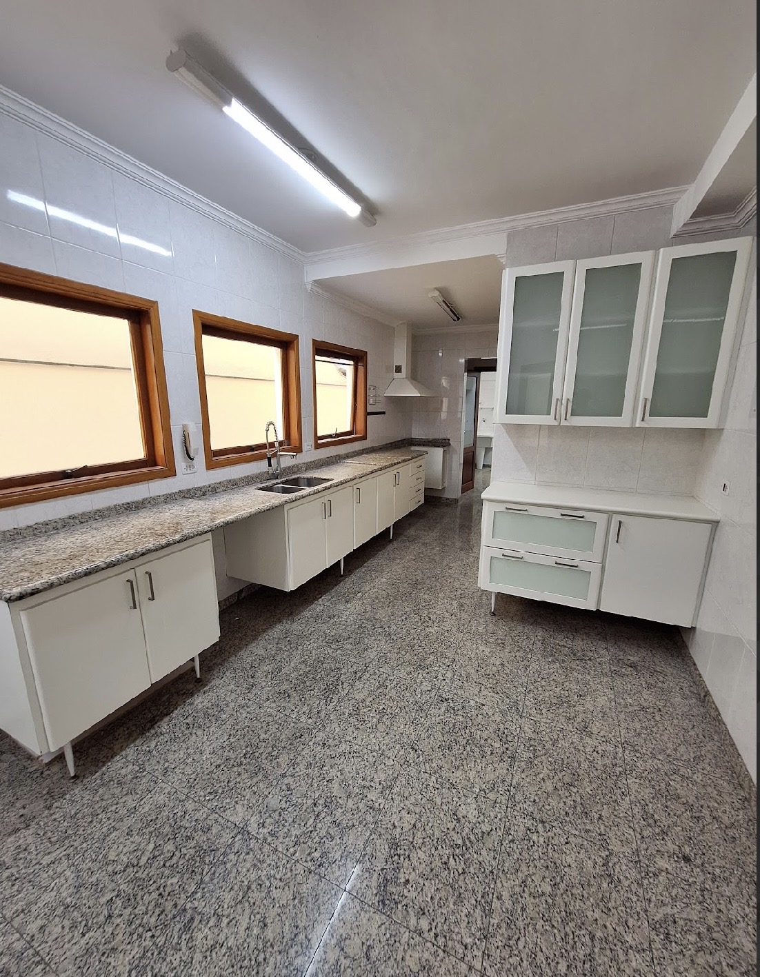 Cozinha e área gourmet casa para alugar em Alphaville Residencial 4, Alphaville, Santana de Parnaíba — 2 suítes, 388 m² — imagem 3 de 13