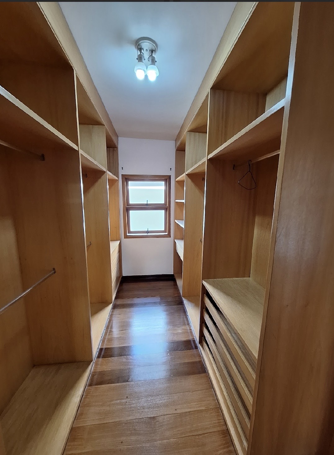 Área de convivência casa para alugar em Alphaville Residencial 4, Alphaville, Santana de Parnaíba — 2 suítes, 388 m² — imagem 6 de 13