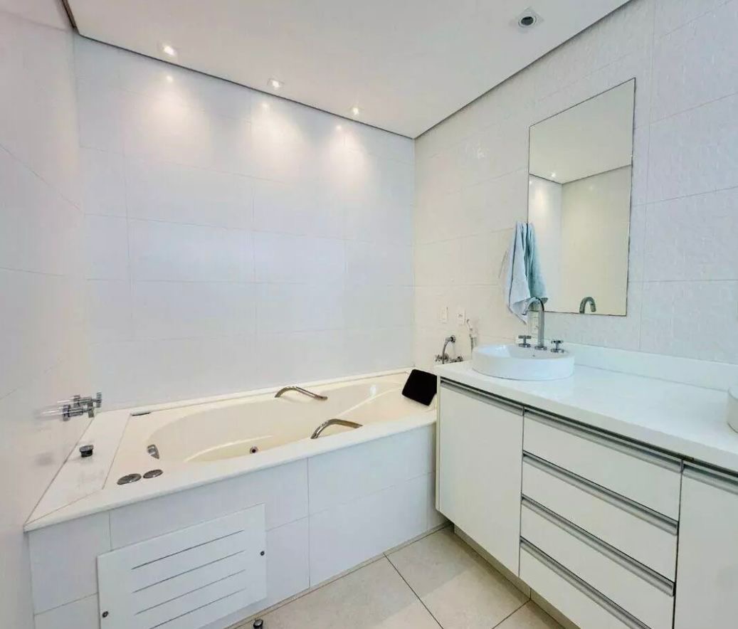 Suíte principal casa à venda ou para alugar em Alphaville Residencial 0, Alphaville, Barueri — 4 suítes, 683 m² — imagem 4 de 10