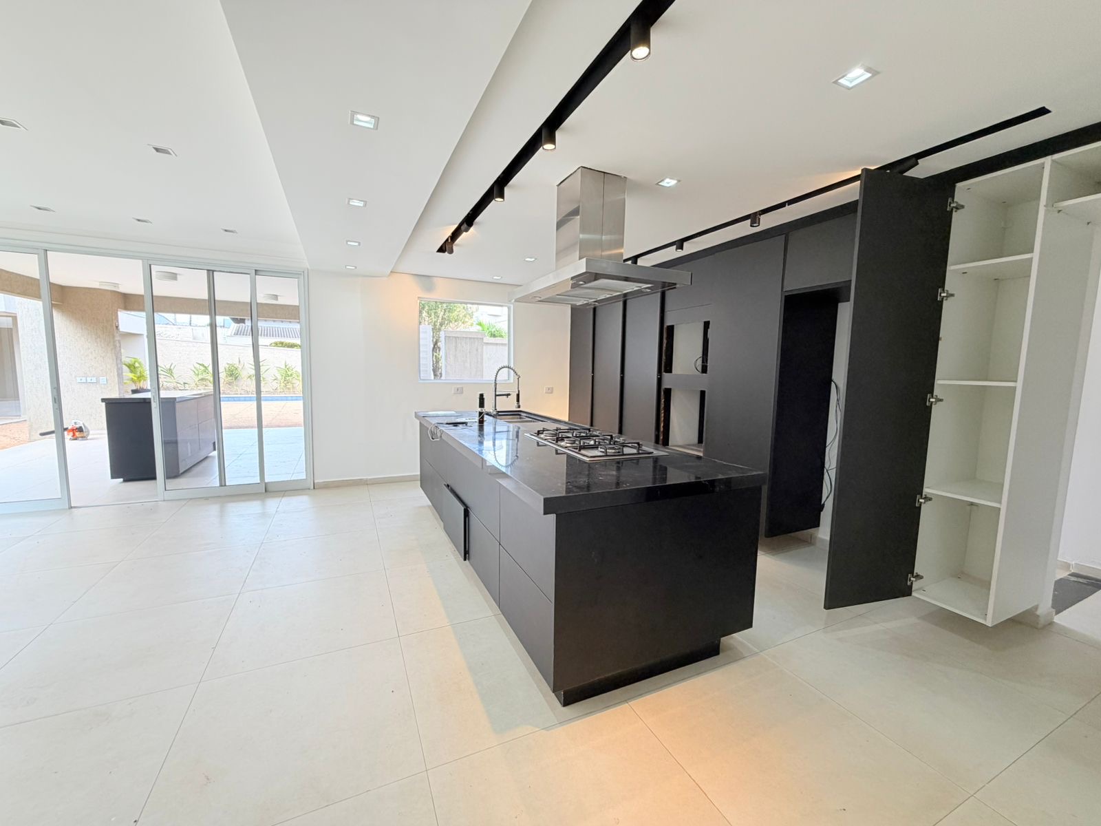 Sala de estar casa para alugar em Alphaville Residencial 1, Alphaville, Barueri — 4 suítes, 1150 m² — imagem 2 de 17