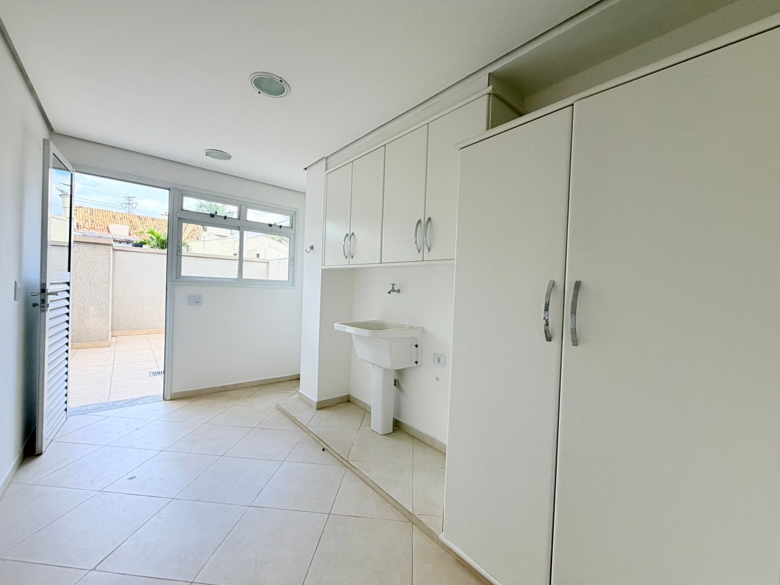 Cozinha e área gourmet casa para alugar em Alphaville Residencial 1, Alphaville, Barueri — 4 suítes, 1150 m² — imagem 3 de 17
