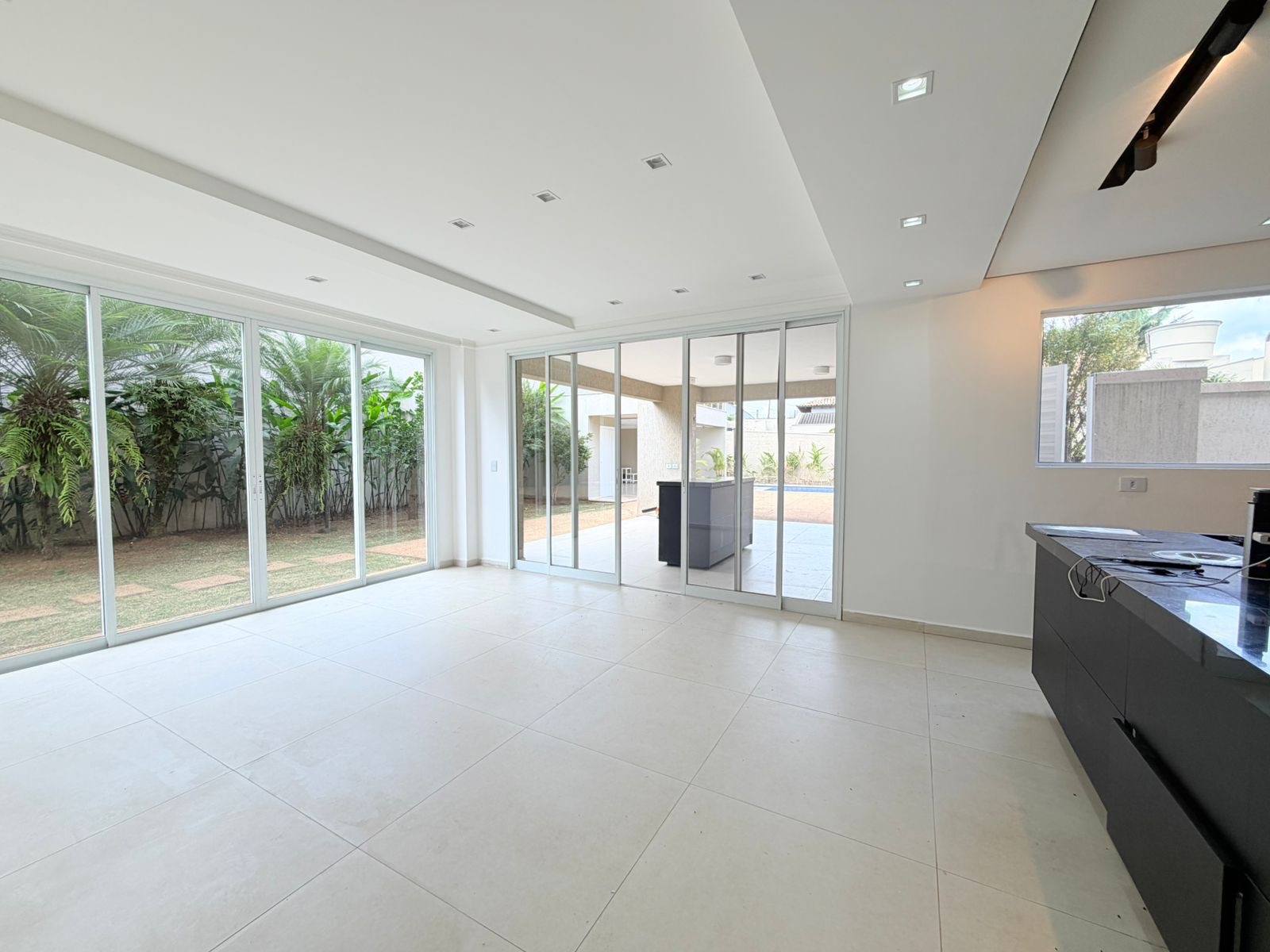 Piscina e área externa casa para alugar em Alphaville Residencial 1, Alphaville, Barueri — 4 suítes, 1150 m² — imagem 5 de 17