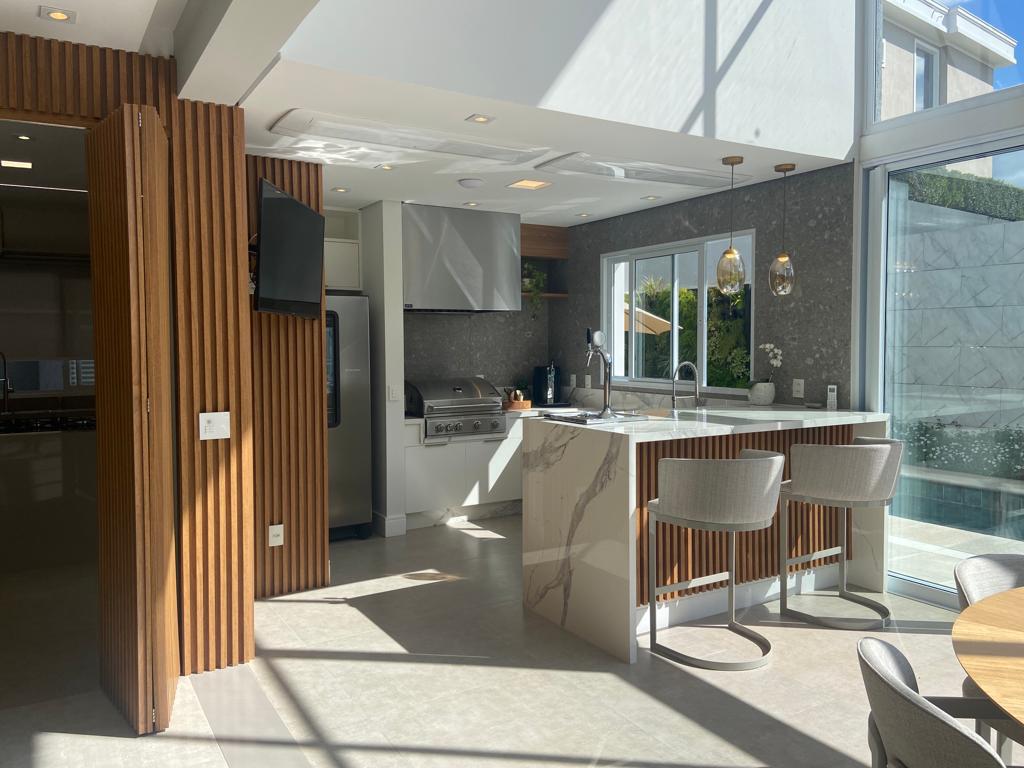 Sala de estar casa à venda em Tambore 11, Alphaville, Santana de Parnaíba — 4 suítes, 467 m² — imagem 2 de 8